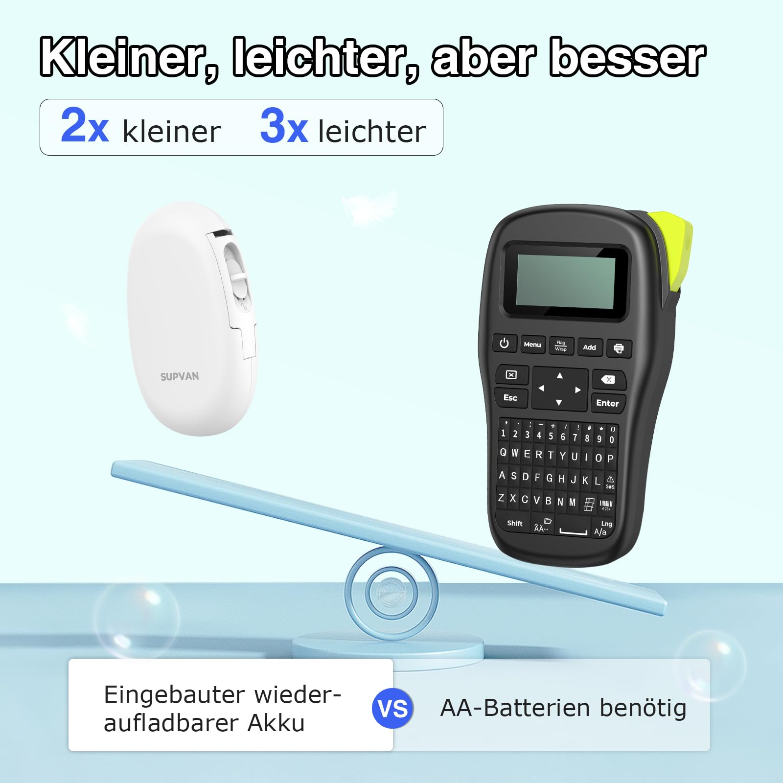 Ein weißer Etikettendrucker liegt auf einer Waage neben einem schwarzen Etikettendrucker. Der weiße Etikettendrucker ist leichter.