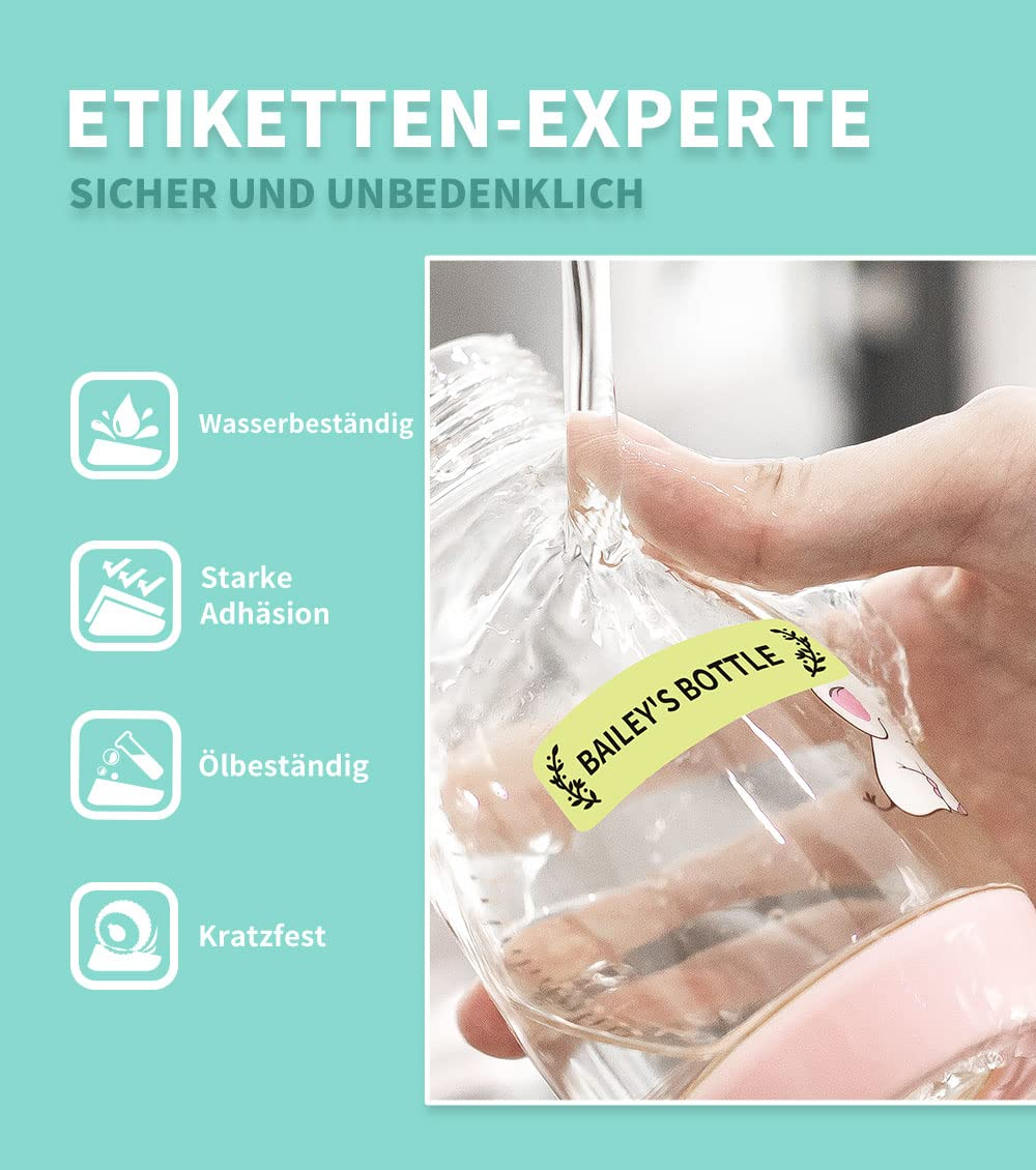 Ein Etikett auf einer Flasche, die mit Wasser gefüllt wird. Auf dem Etikett steht 'Bailey's Bottle'.