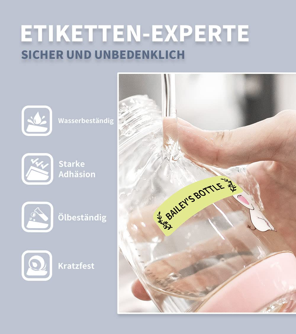Ein Etikett auf einer Flasche, die mit Wasser gefüllt wird. Auf dem Etikett steht 'Bailey's Bottle'.