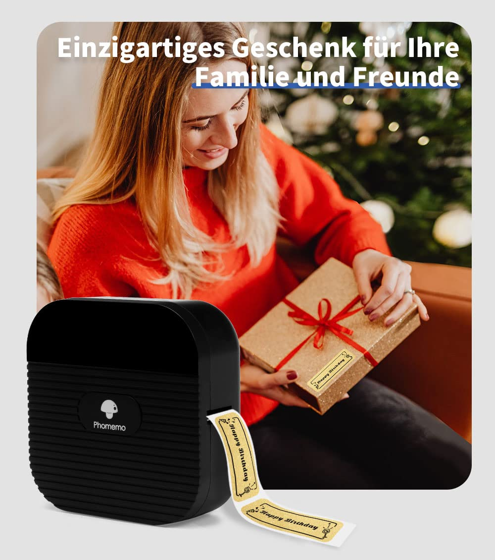 Eine Frau in einem roten Pullover verwendet einen schwarzen Etikettendrucker, um Geburtstagsetiketten für ein Geschenk zu erstellen.