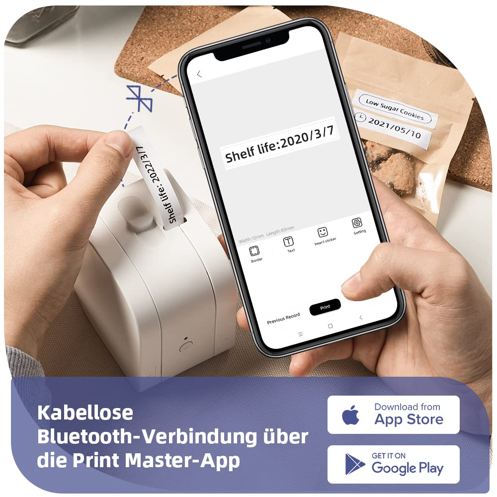 Eine Person verwendet ein Smartphone, um ein Etikett zu entwerfen, ein Etikettendrucker ist ebenfalls im Bild.