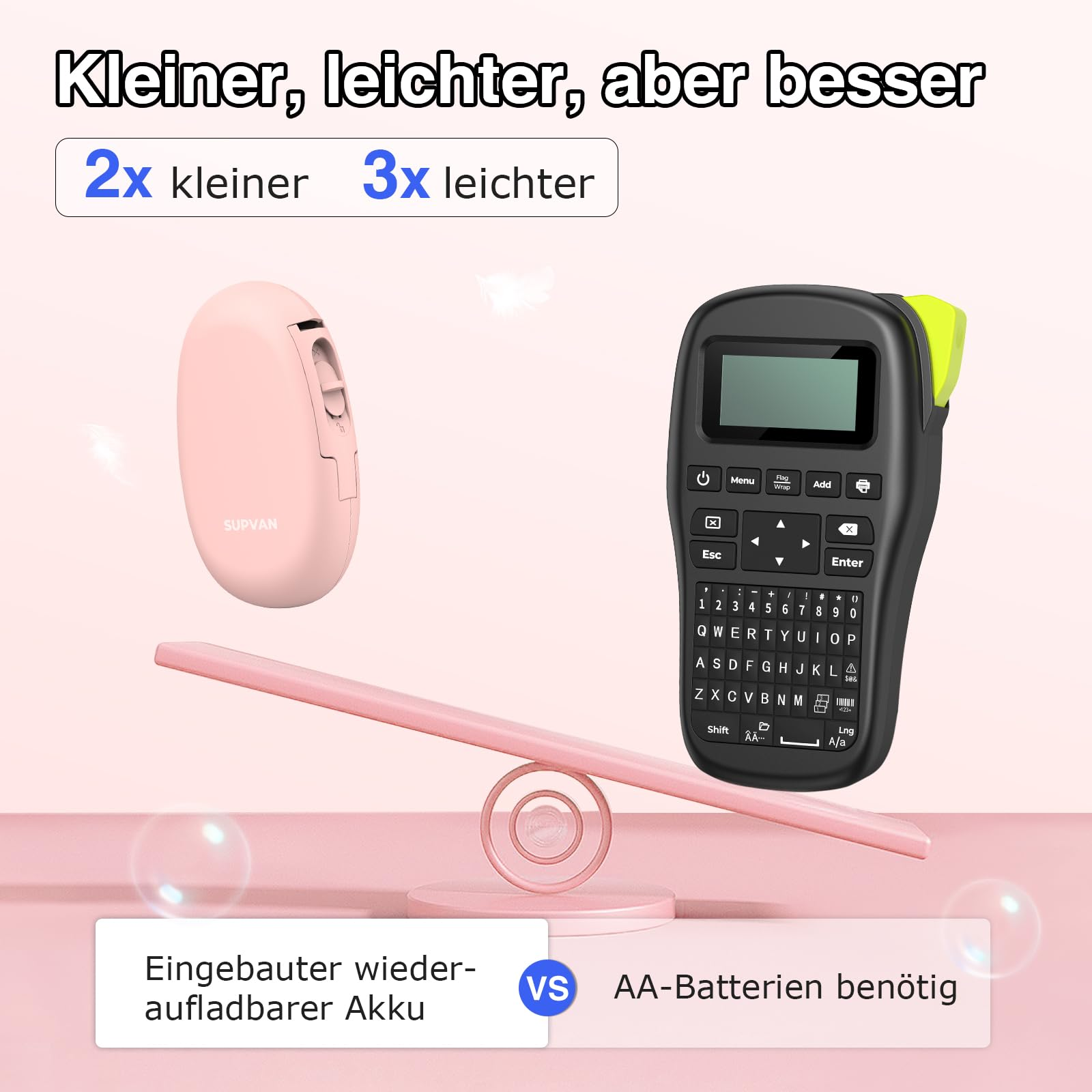 Ein rosa Etikettendrucker und ein schwarzer Etikettendrucker befinden sich auf einer Waage. Das rosa ist kleiner und leichter.