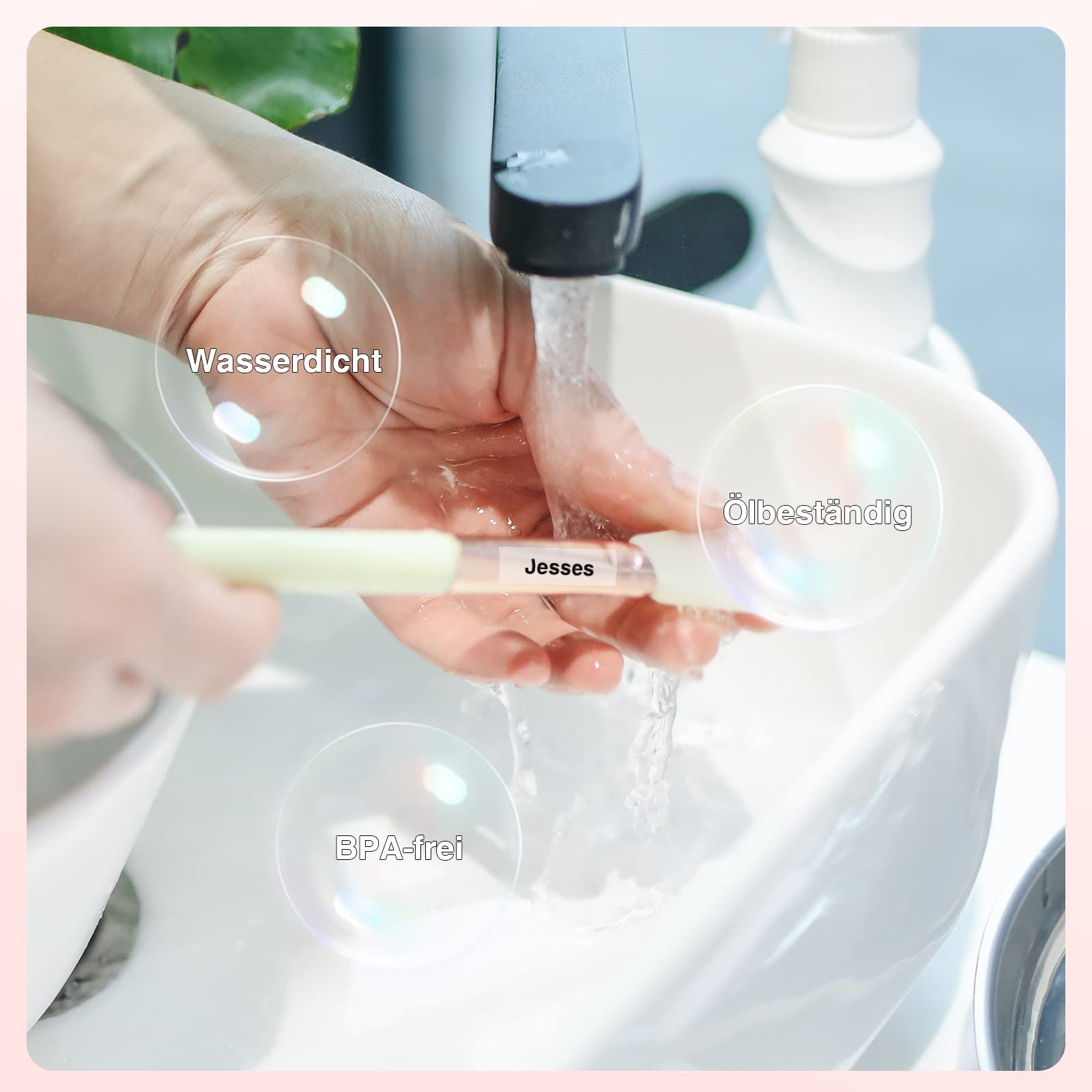 Eine Hand wäscht einen Stift unter fließendem Wasser in einem Waschbecken. Blasen mit Text umgeben den Stift.