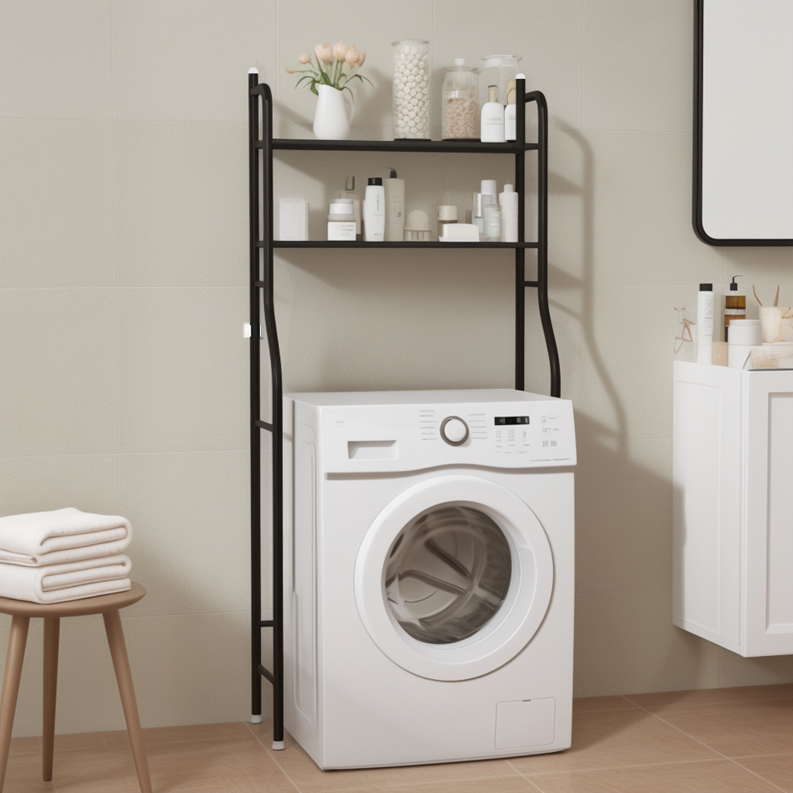 Ein schwarzes Metallregal über einer Waschmaschine, mit Gegenständen auf den Regalen.