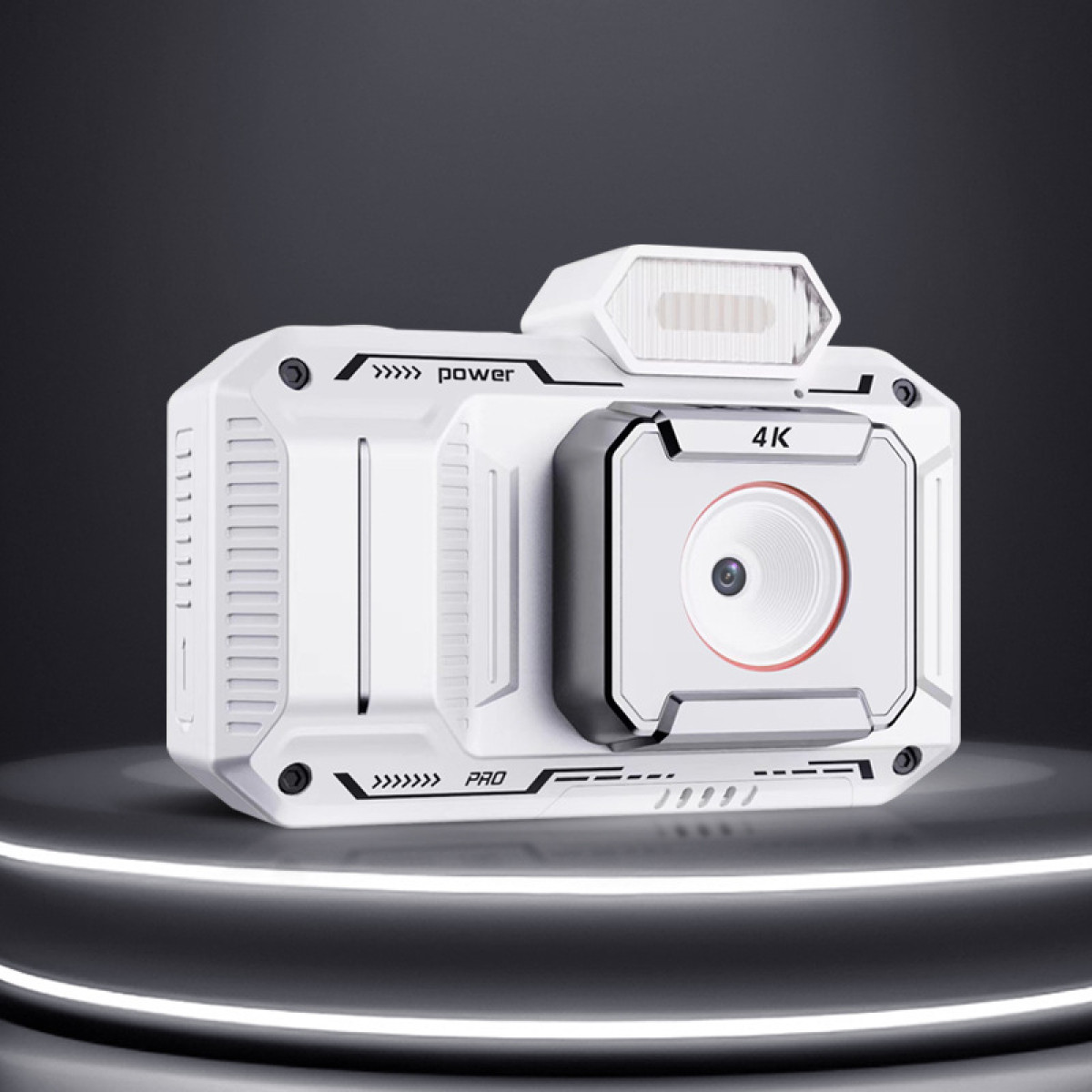 Een witte actiecamera met een 4K-label, op een donker oppervlak met een lichtring eromheen.
