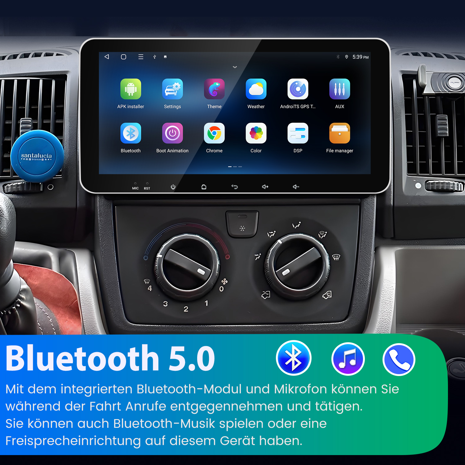 Das Armaturenbrett eines Autos mit einem digitalen Display, das Bluetooth 5.0 und andere Infotainment-Funktionen zeigt.