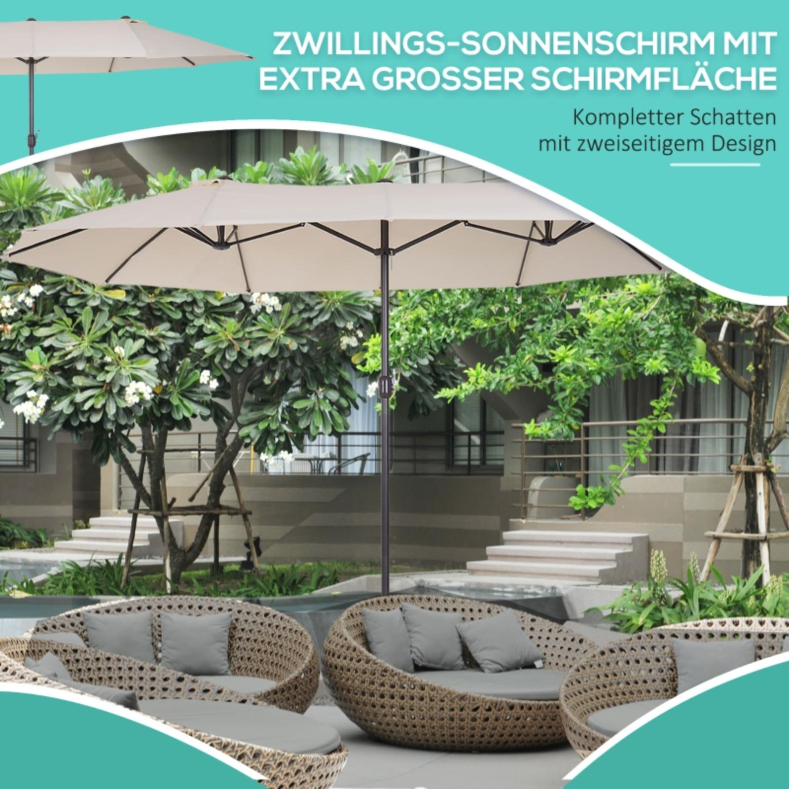 Beigefarbener Doppel-Regenschirm. Zwei Personen sitzen auf Korbmöbeln. Grüne Bäume im Hintergrund.