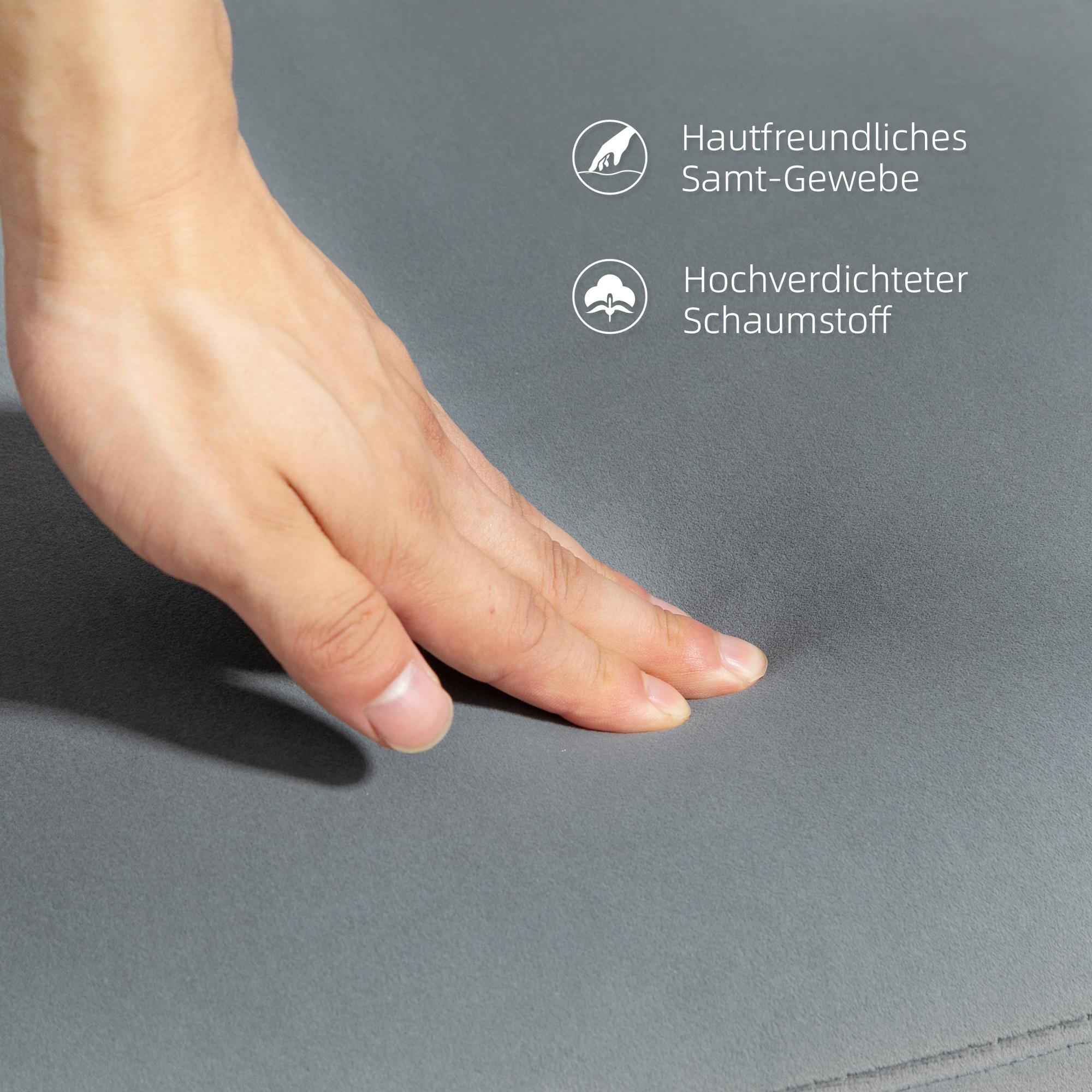 Ein junges Mädchen zeichnet mit Buntstiften an einem Schreibtisch mit einem rosa Ventilator.