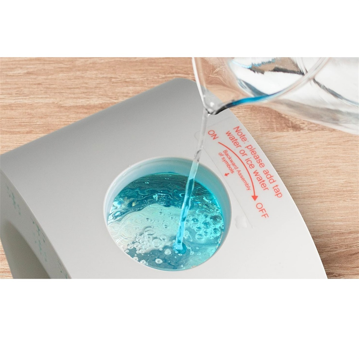 Wasser gießt in einen weißen Behälter mit blauer Flüssigkeit. Text lautet 'ON' und 'OFF'.