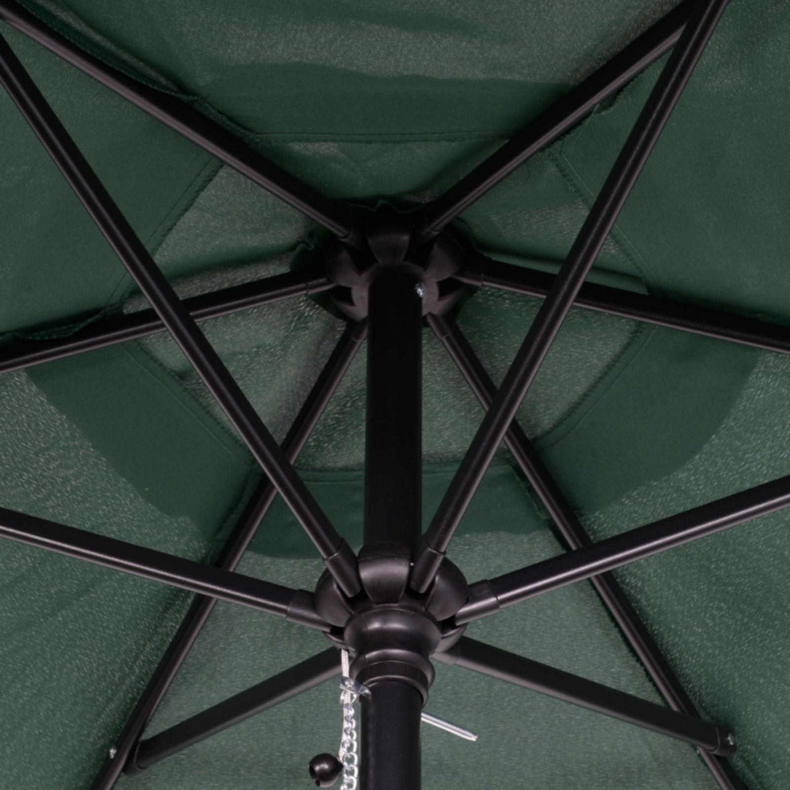 Ansicht der Unterseite eines grünen Regenschirms. Schwarzer Metallrahmen stützt den grünen Stoff. Die Mitte hat eine Kette.