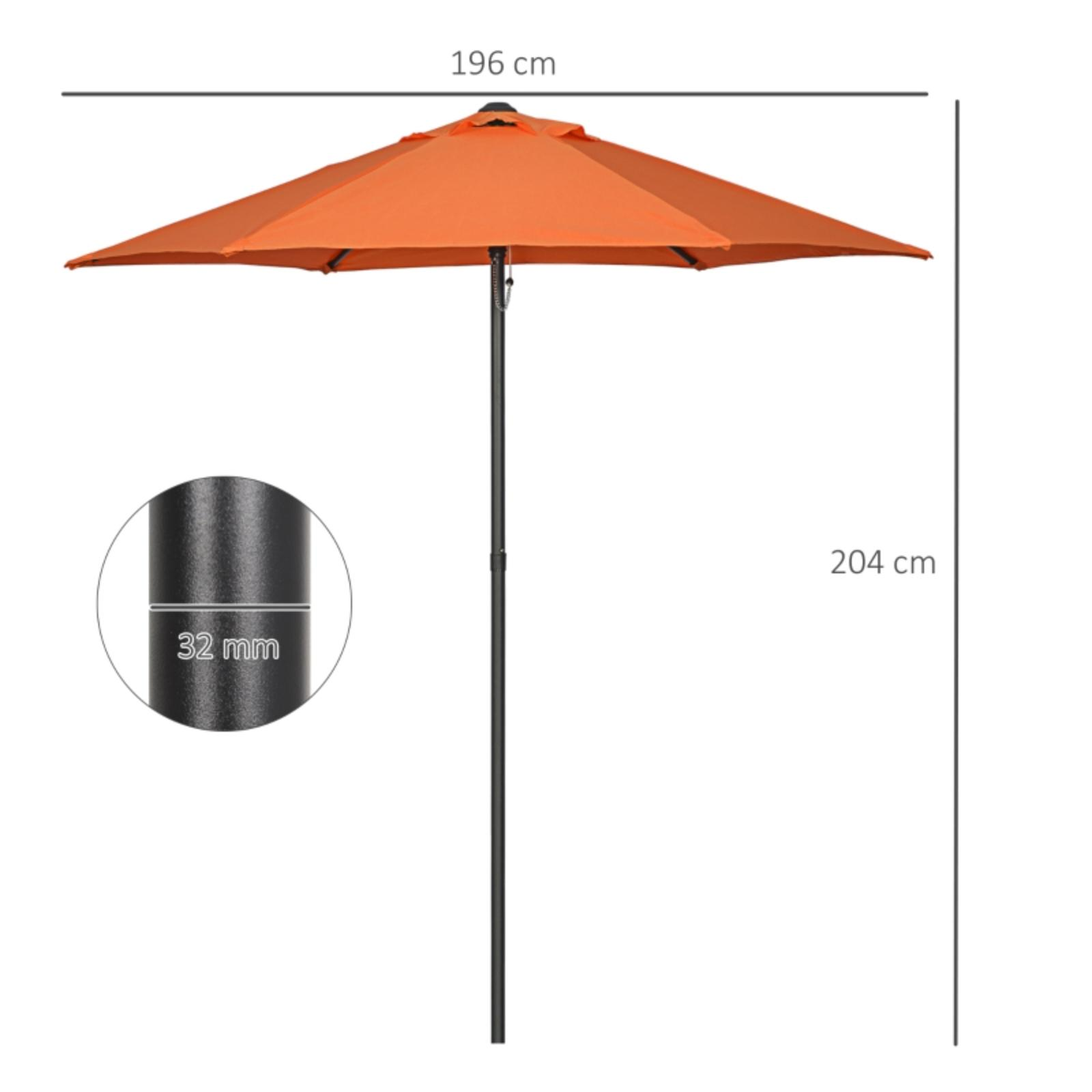 Ein orangefarbener Sonnenschirm im Freien, mit Abmessungen. Der Schirm ist geöffnet.