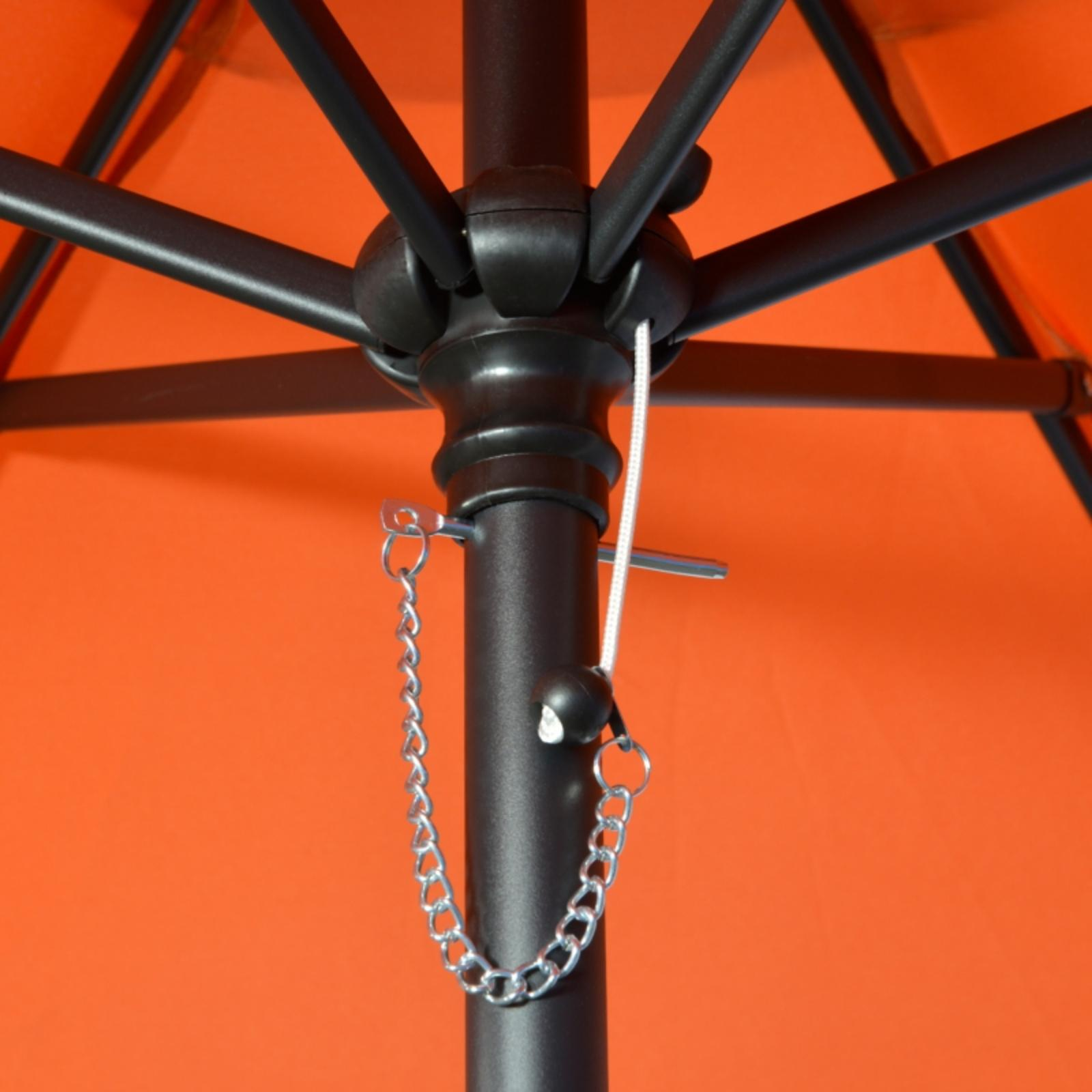 Nahaufnahme des Mechanismus eines orangefarbenen Sonnenschirms, der die Kette und die Komponenten zeigt.