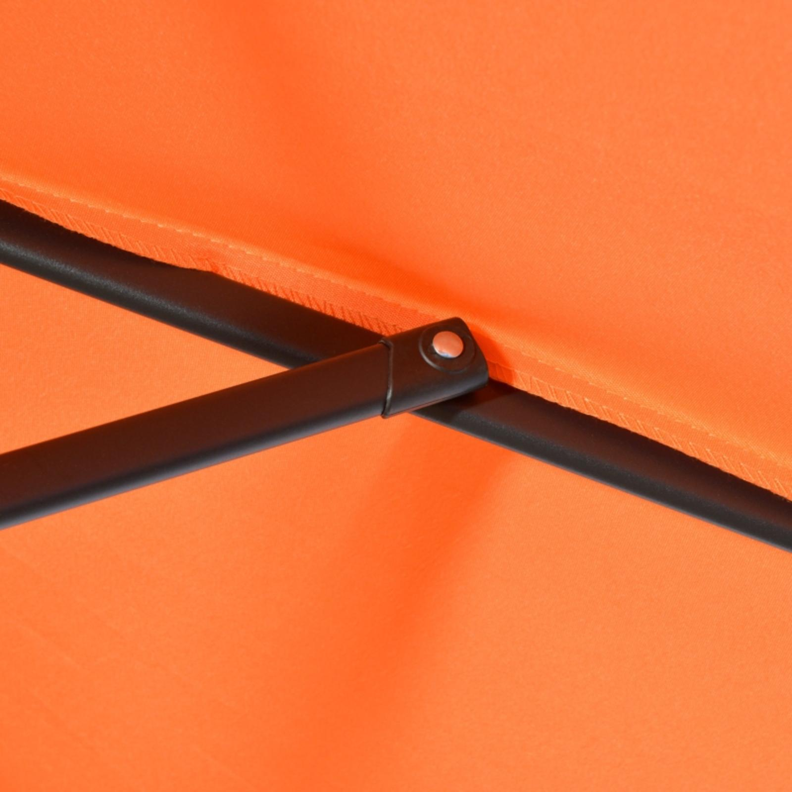 Nahaufnahme des Rahmens eines orangefarbenen Regenschirms. Schwarze Metallstützen und helloranger Stoff.