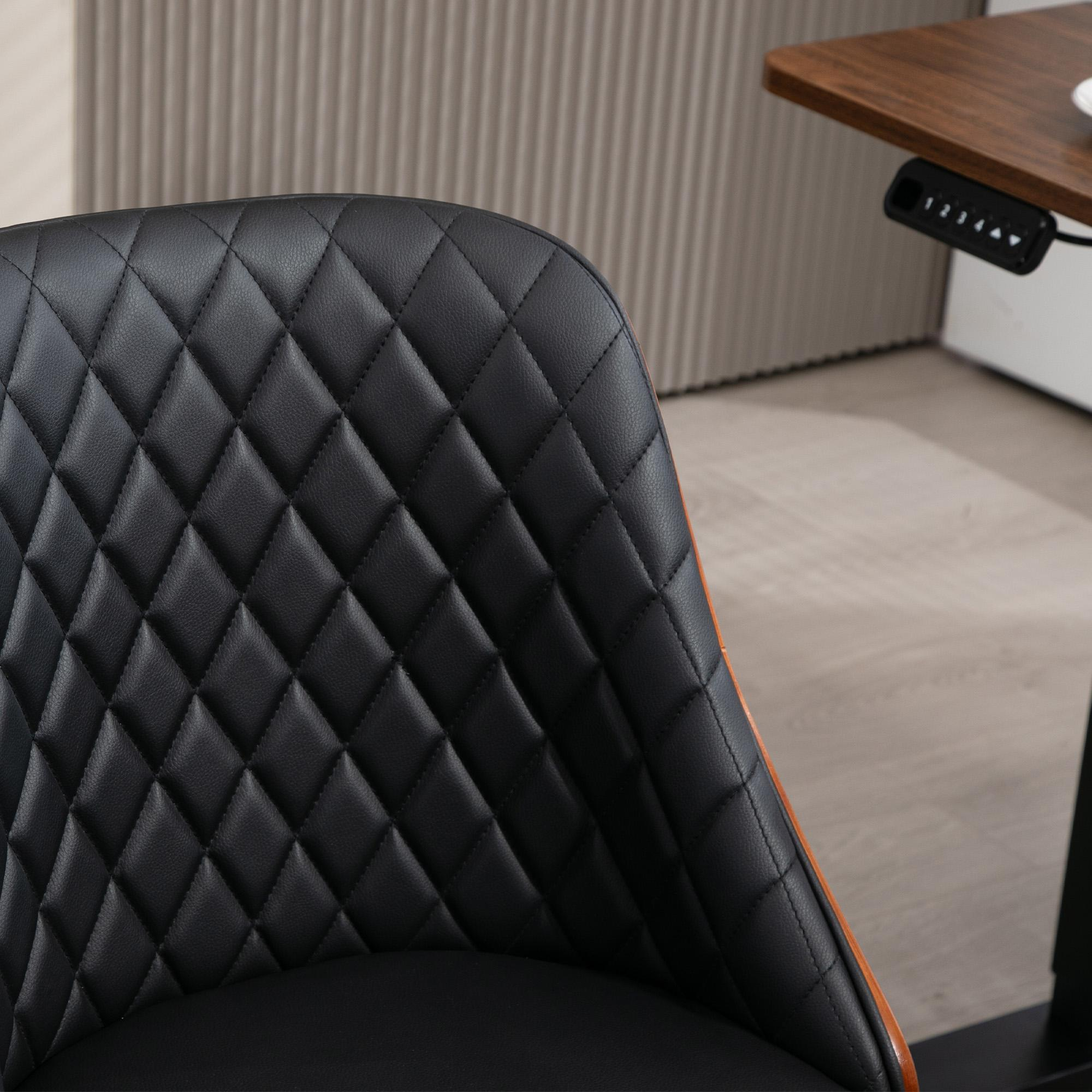 Ein schwarzer Bürostuhl aus Leder mit Rautenmuster auf dem Sitz. Der Stuhl steht in der Nähe eines Holzschreibtisches.