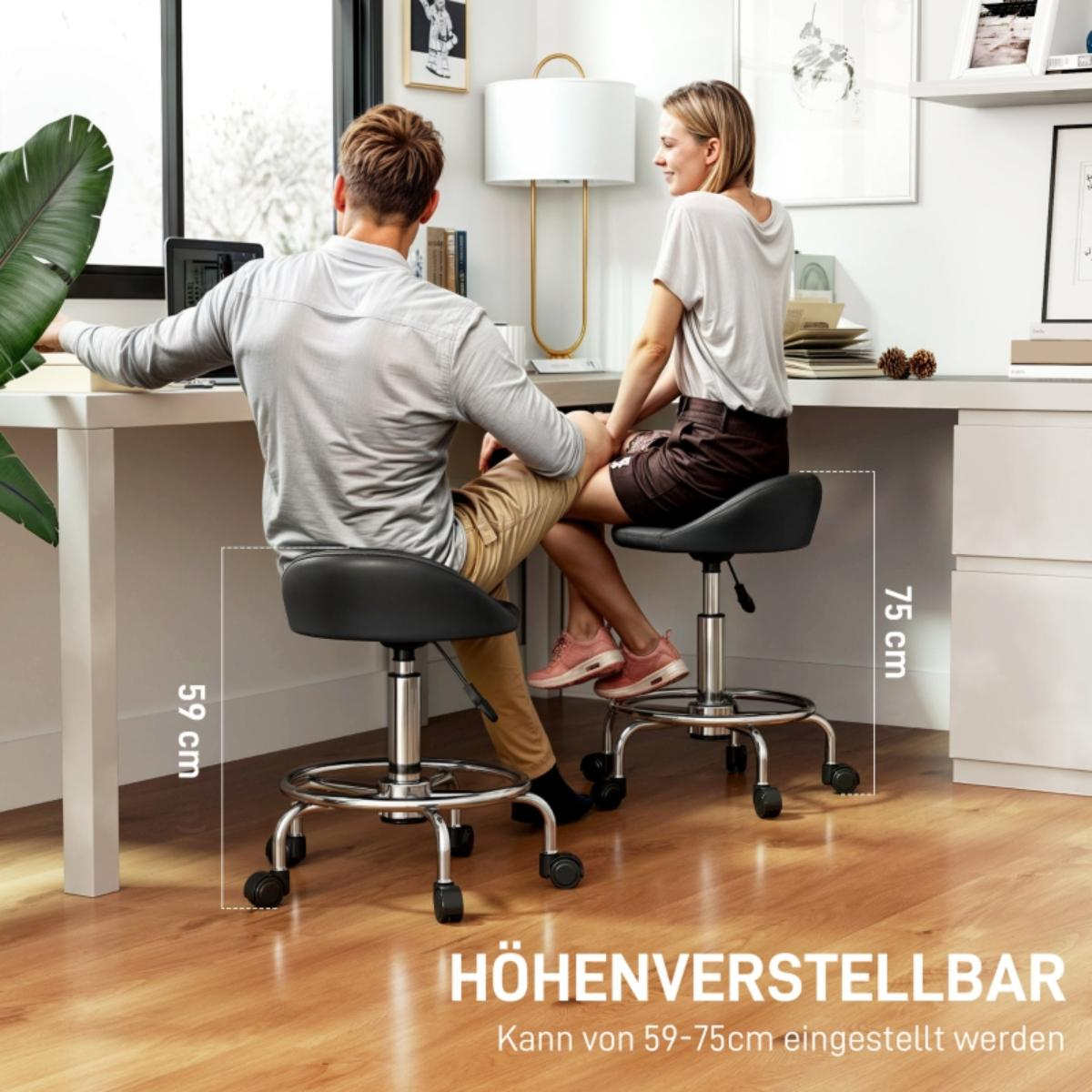 Zwei Personen sitzen an einem Schreibtisch auf höhenverstellbaren Stühlen. Ein Mann und eine Frau, beide lächeln.