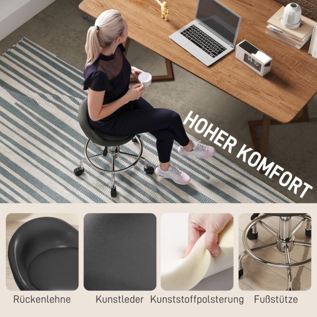 Frau sitzt auf einem schwarzen Hocker in der Nähe eines Schreibtisches. Laptop, Uhr und Schreibtischmerkmale sind zu sehen.