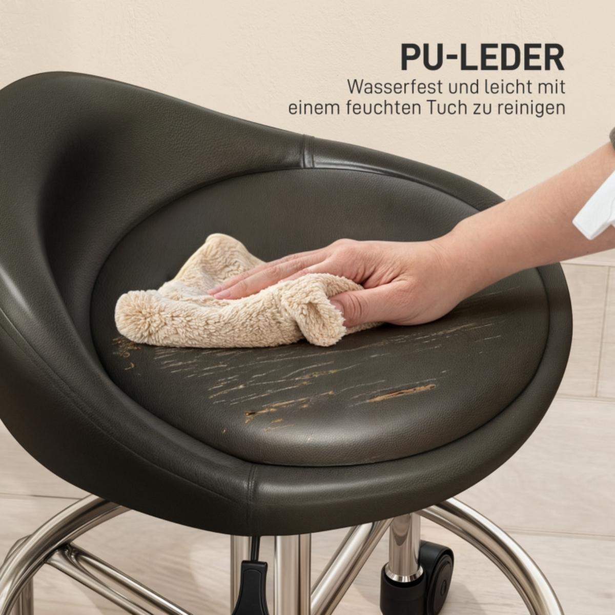 Hand wischt einen schwarzen Hocker mit einem Tuch ab. Nahaufnahme zeigt das Material und Gebrauchsspuren.