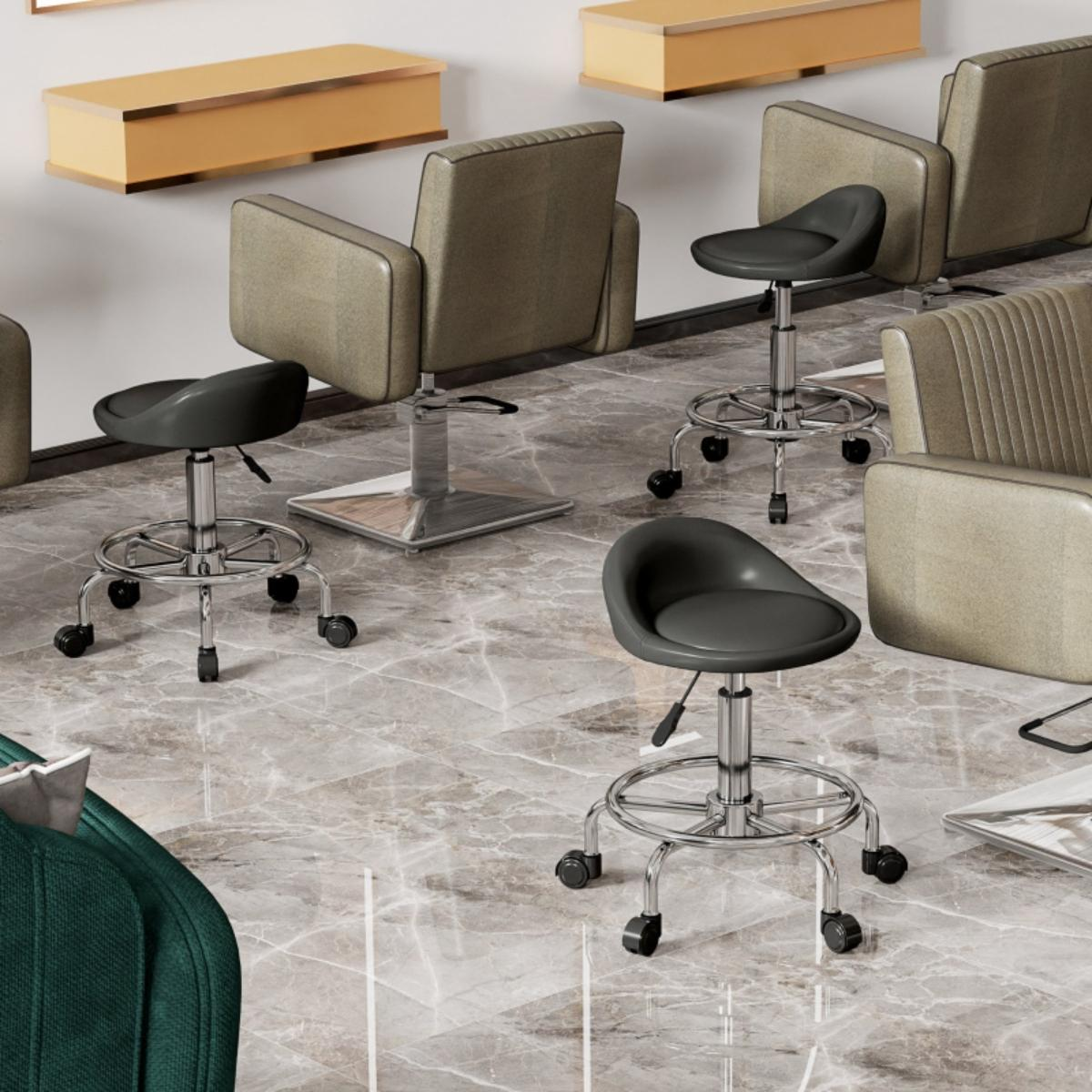 Salon mit Stühlen. Graue und schwarze Stühle mit silbernen Gestellen. Marmorboden.