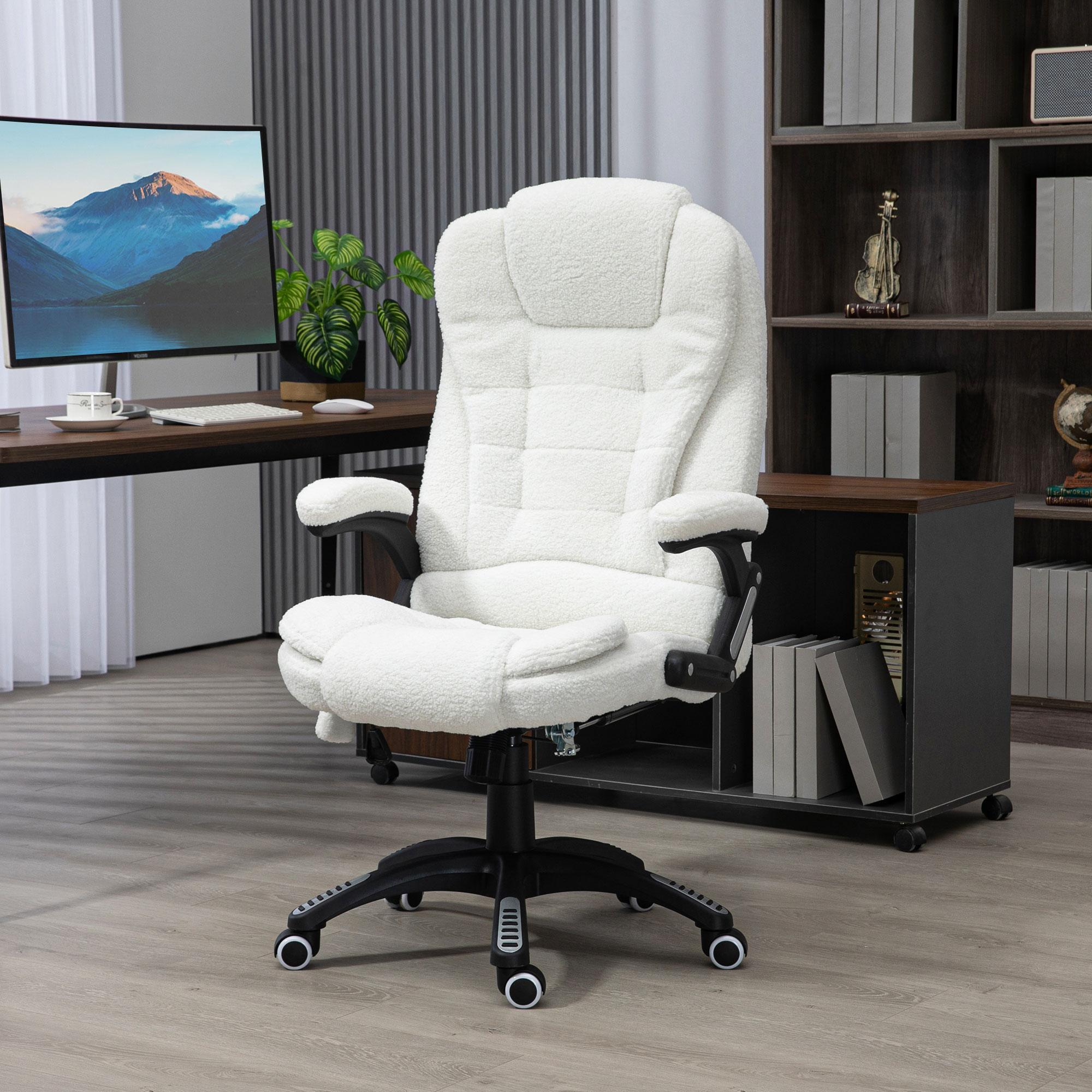 Ein weißer, flauschiger Bürostuhl in einem modernen Büroumfeld mit Computer und Bücherregal.