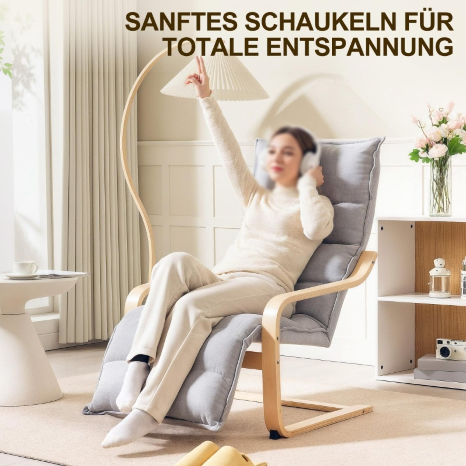 Frau mit erhobenen Armen sitzt in einem Stuhl. Hintergrund: Lampe und weißes Regal.