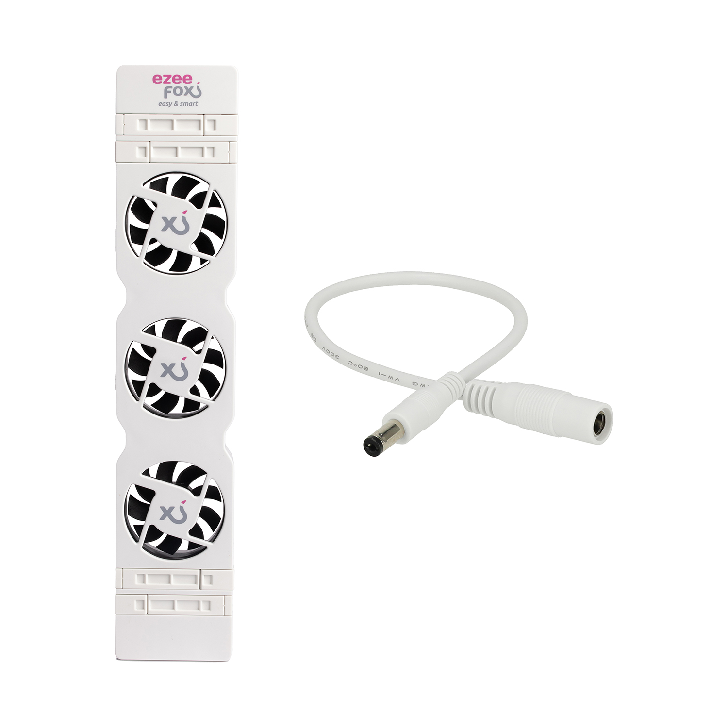 Een witte ezee.FOX-ventilatoreenheid met drie ventilatoren en een witte aansluitkabel op een witte achtergrond.