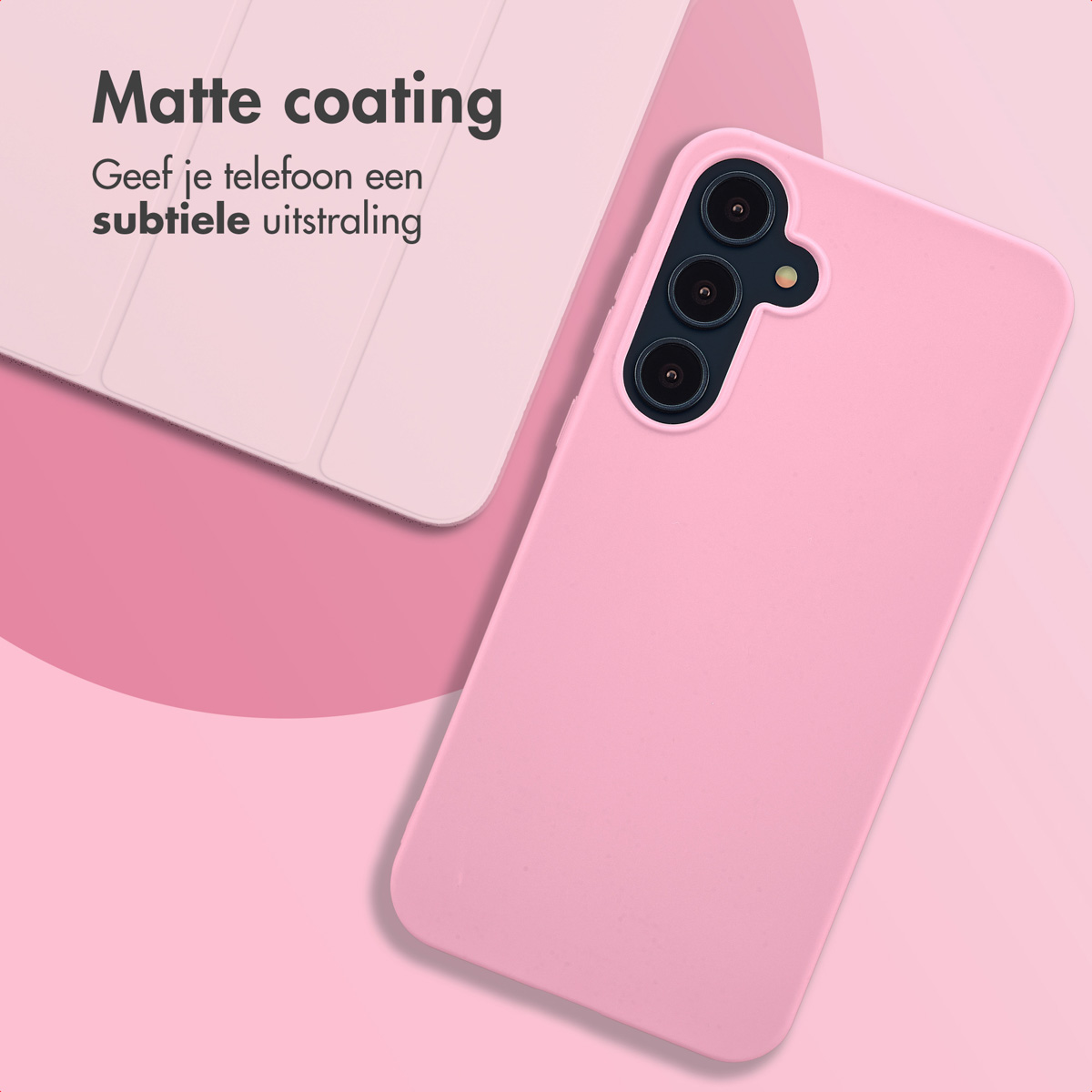 De afbeelding toont een roze telefoonhoesje tegen een roze achtergrond, naast de tekst "Matte coating".