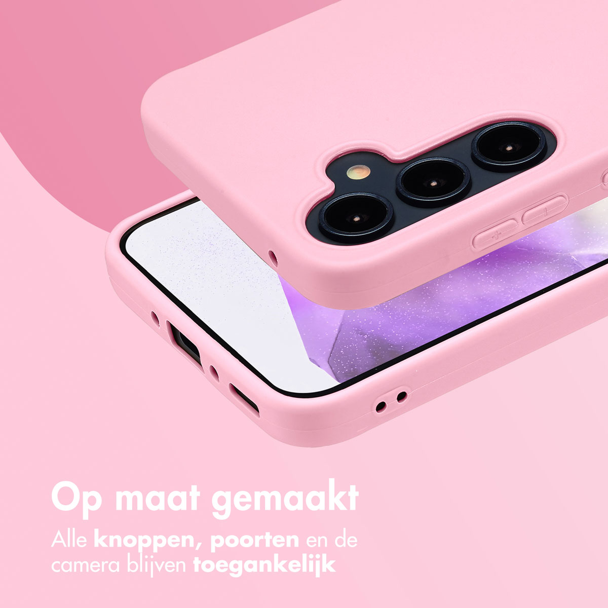 De afbeelding toont een roze telefoonhoesje met de tekst "Op maat gemaakt", poorten, knoppen en camera blijven toegankelijk.