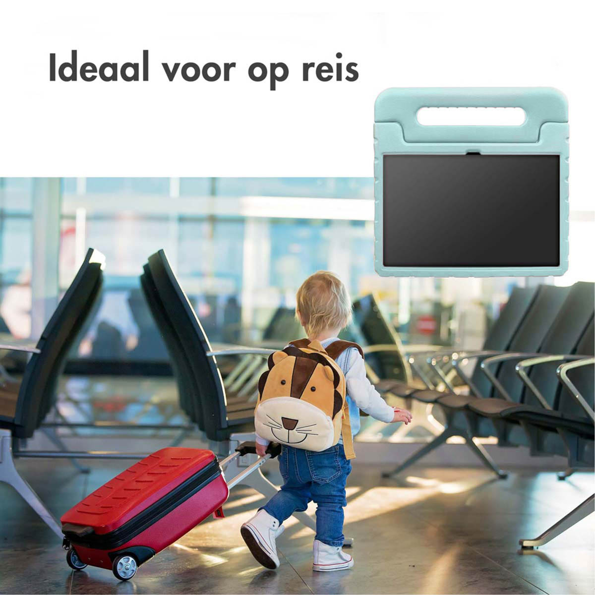 De afbeelding toont een kind dat een koffer trekt op een luchthaven, met een tablet in een turquoise hoes.