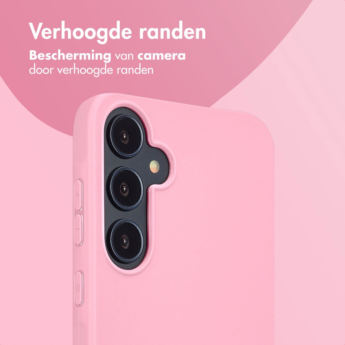 Roze telefoonhoesje met camera-uitsparingen. Tekst: 'Verhoogde randen beschermen de camera'.