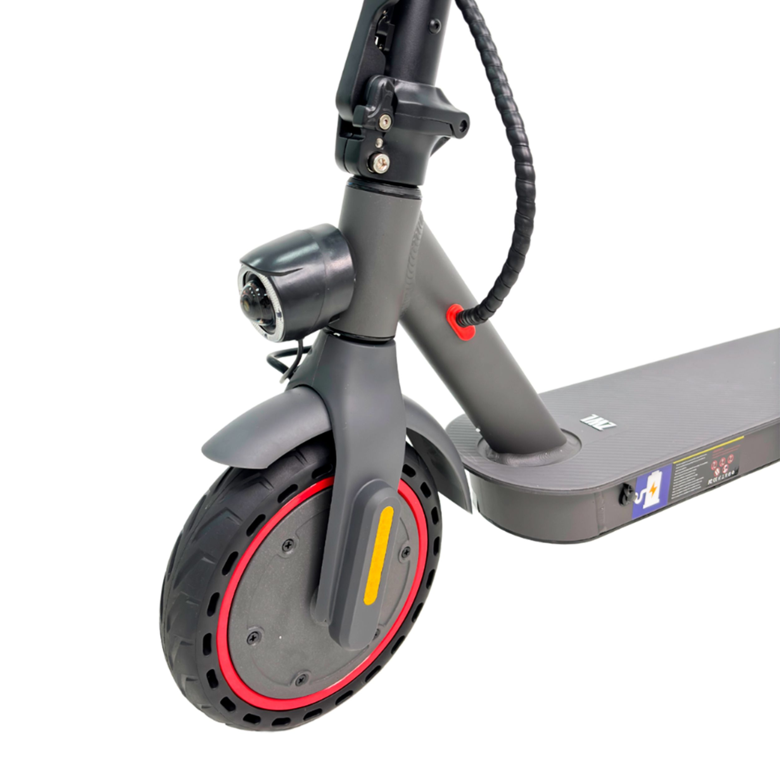 Primer plano de la rueda delantera de un patinete eléctrico. Tiene un anillo rojo alrededor del neumático negro.