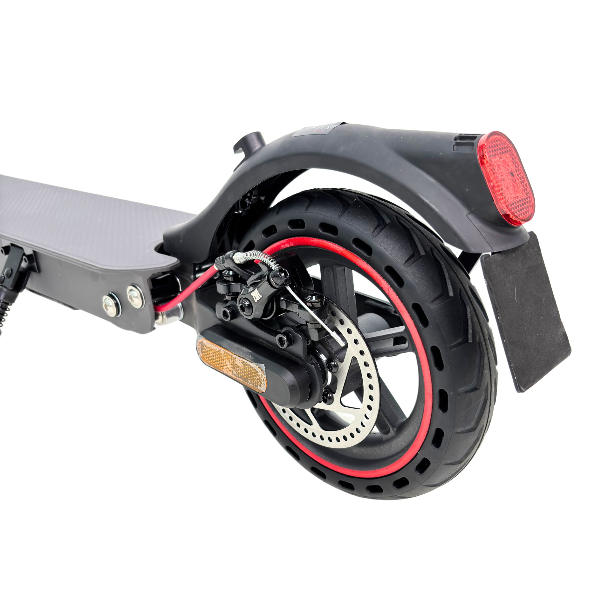 Rueda trasera de un patinete eléctrico negro y gris. Tiene un anillo rojo y una placa de matrícula.
