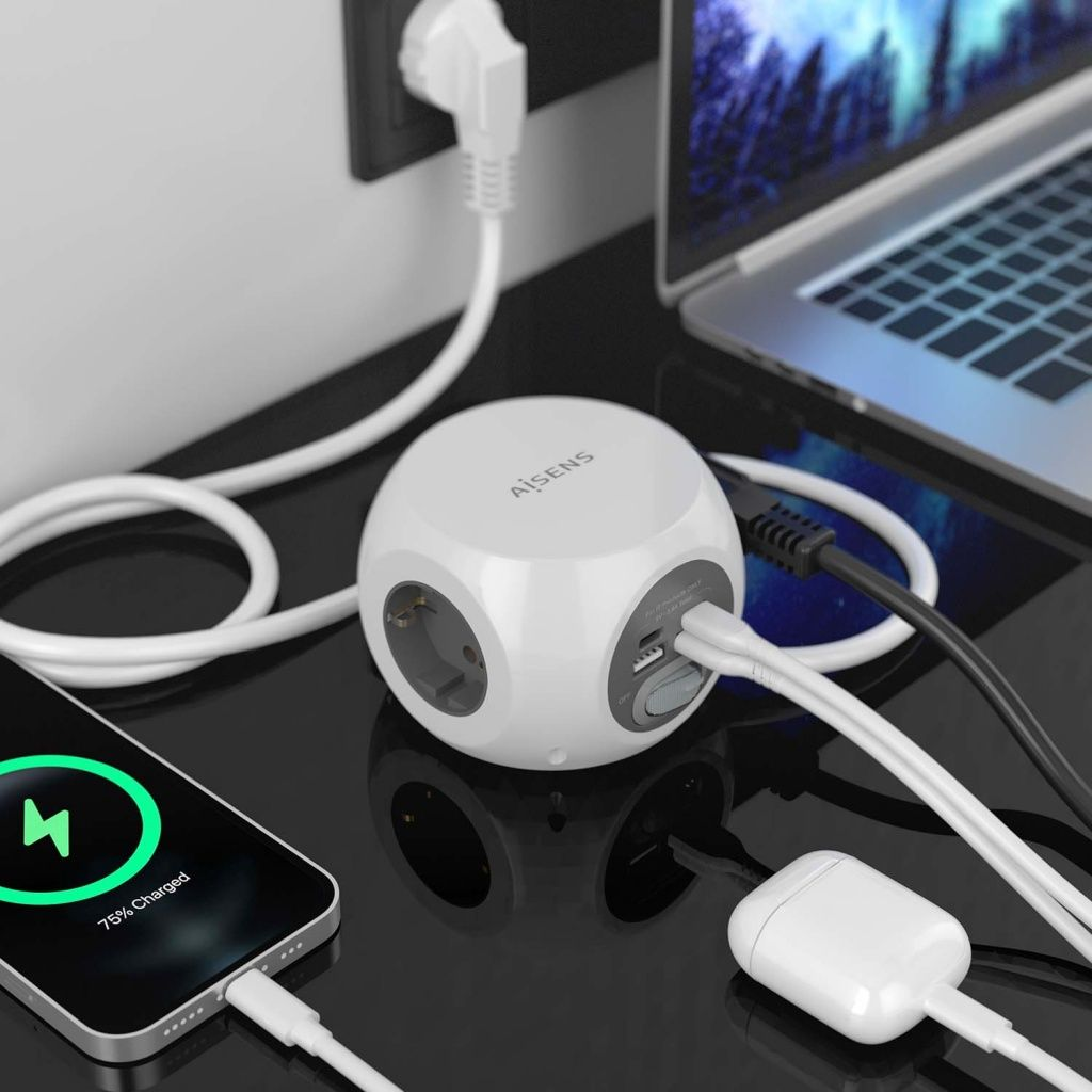 Multipresa bianca con più prese, collegata a telefono, laptop e custodia di ricarica AirPods.