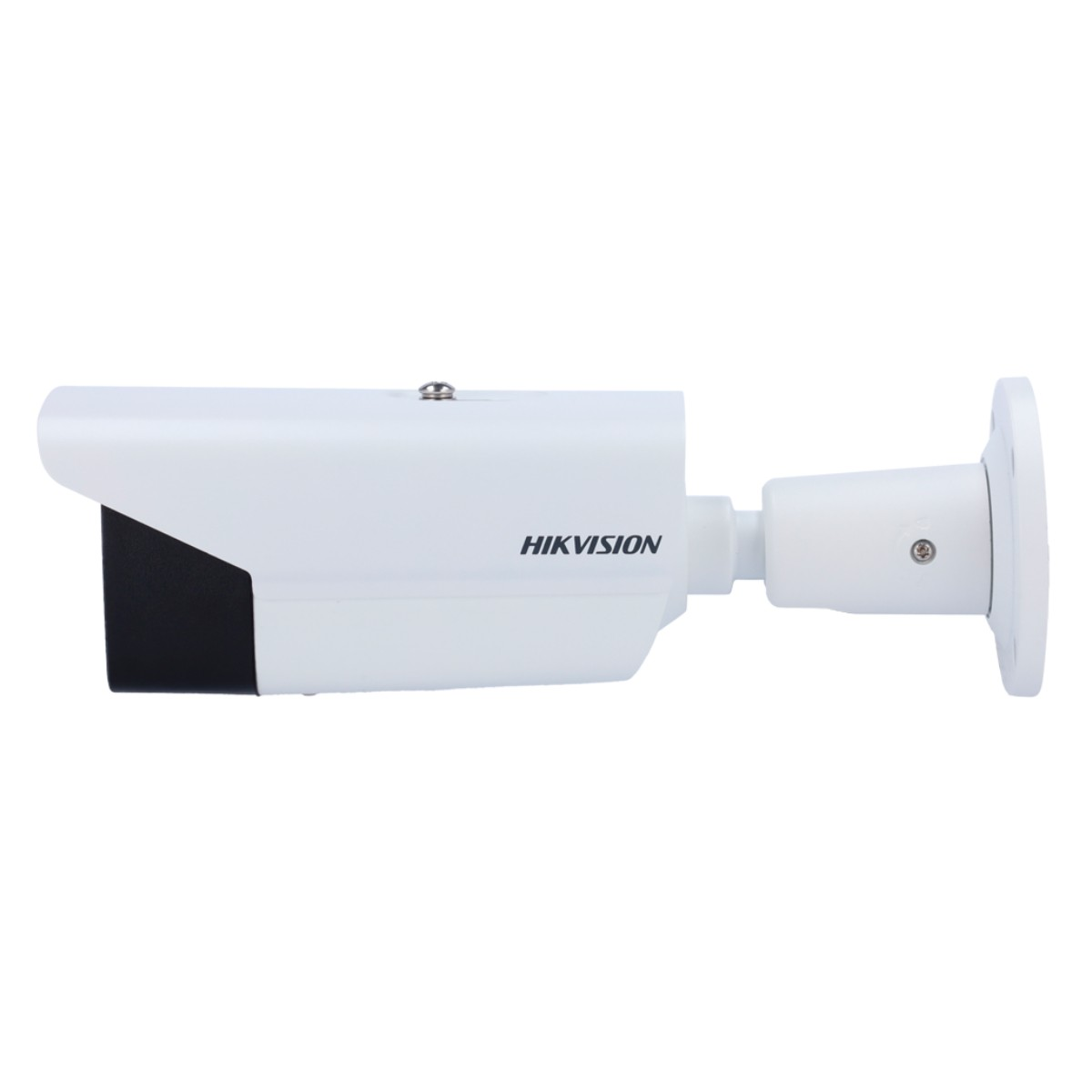 Una telecamera di sicurezza bianca con la scritta HIKVISION sul lato. È su uno sfondo bianco.