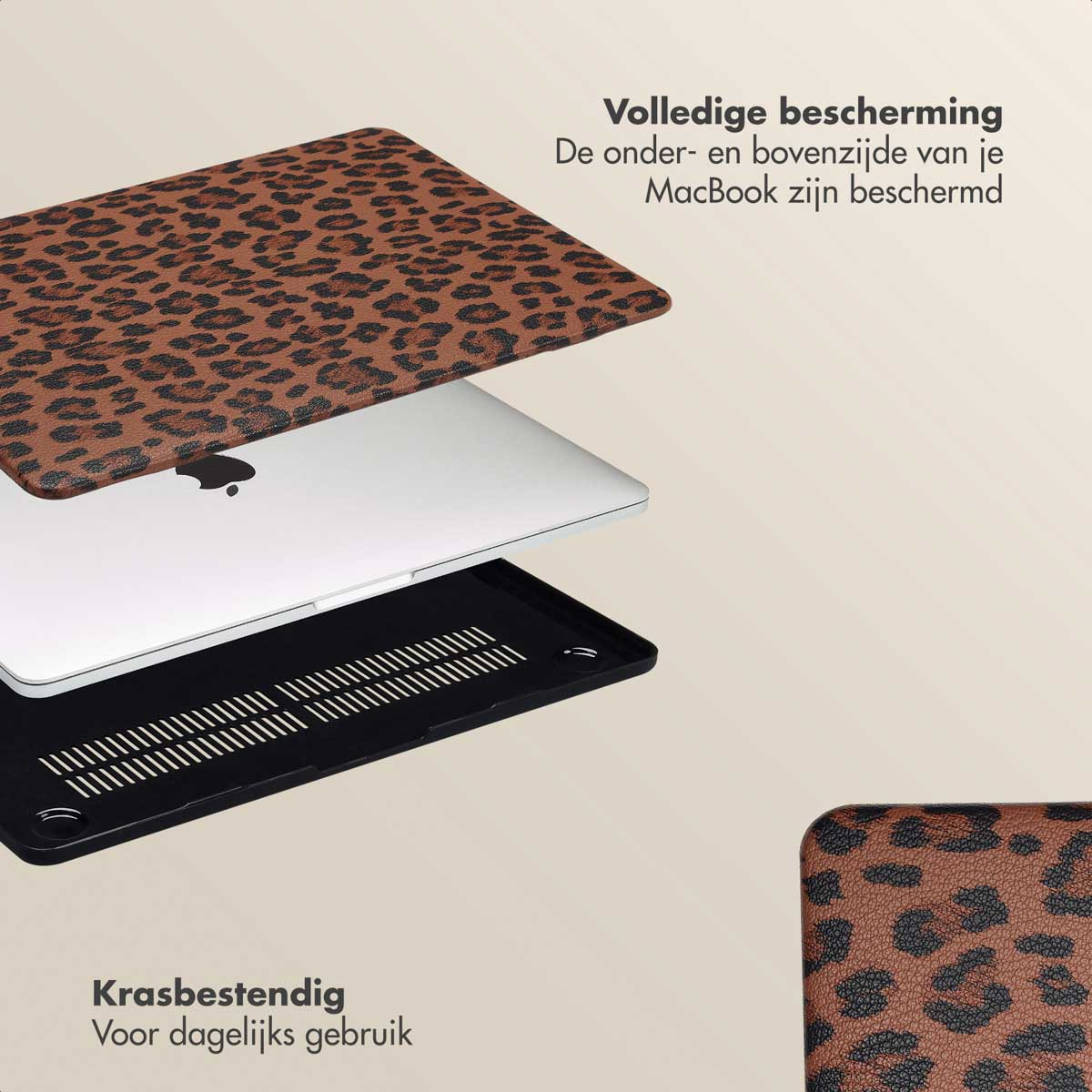 Laptop case with brown leopard print. Case is open, showing the laptop inside. Text in Dutch.