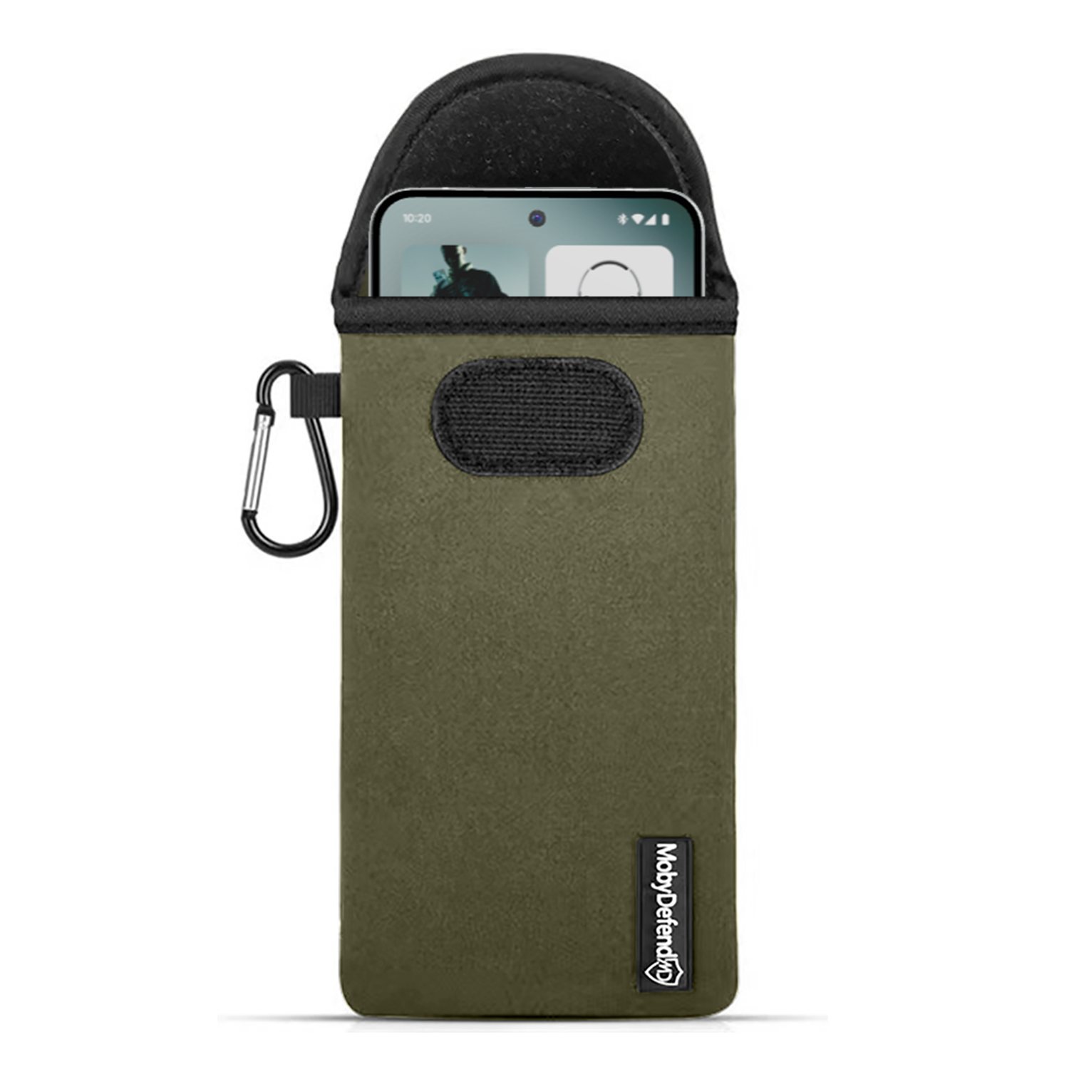 Une housse de téléphone vert olive avec un mousqueton noir et un dessus noir, contenant un smartphone.