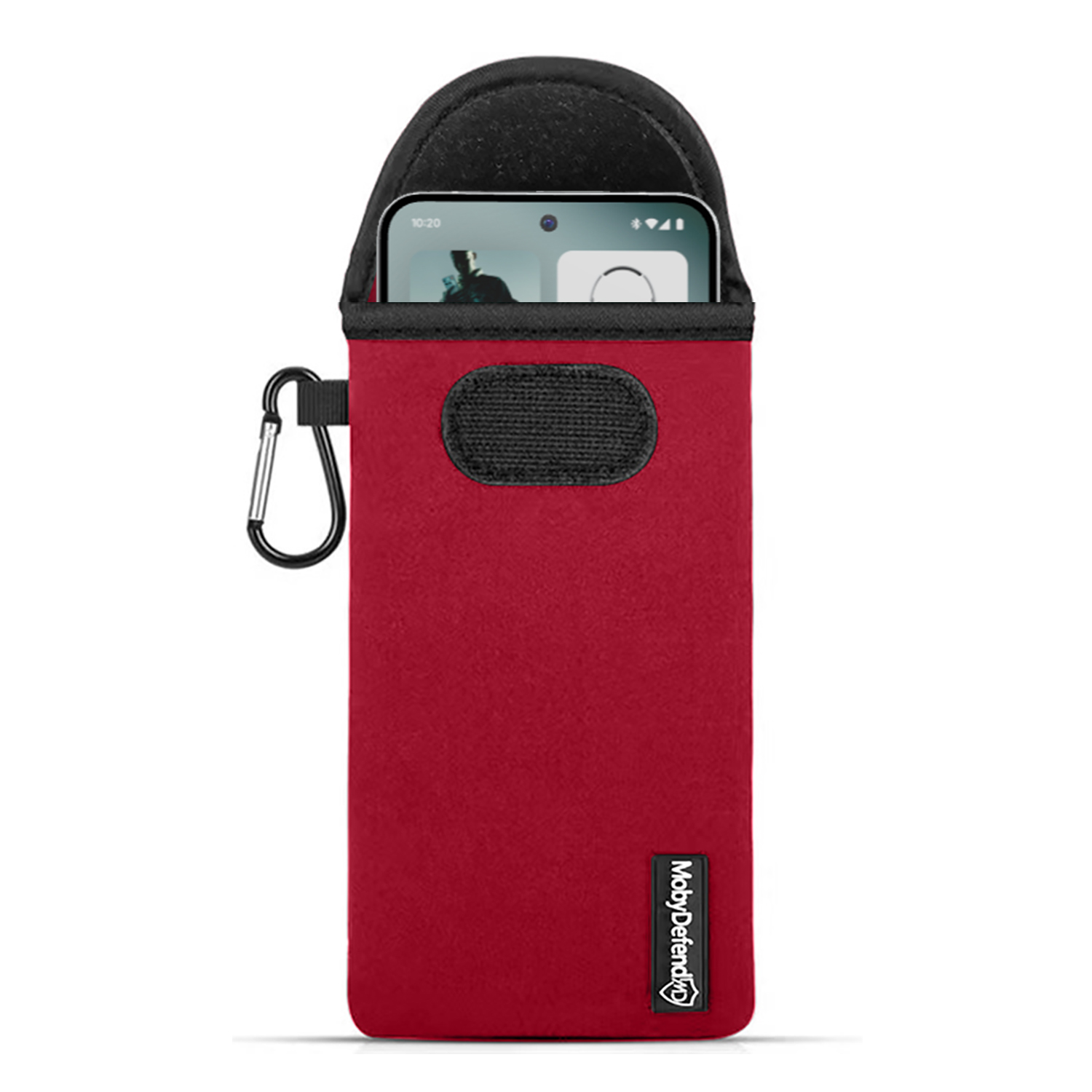 Un étui de téléphone rouge avec un téléphone à l'intérieur. Un mousqueton est attaché sur le côté de l'étui. La marque est visible.