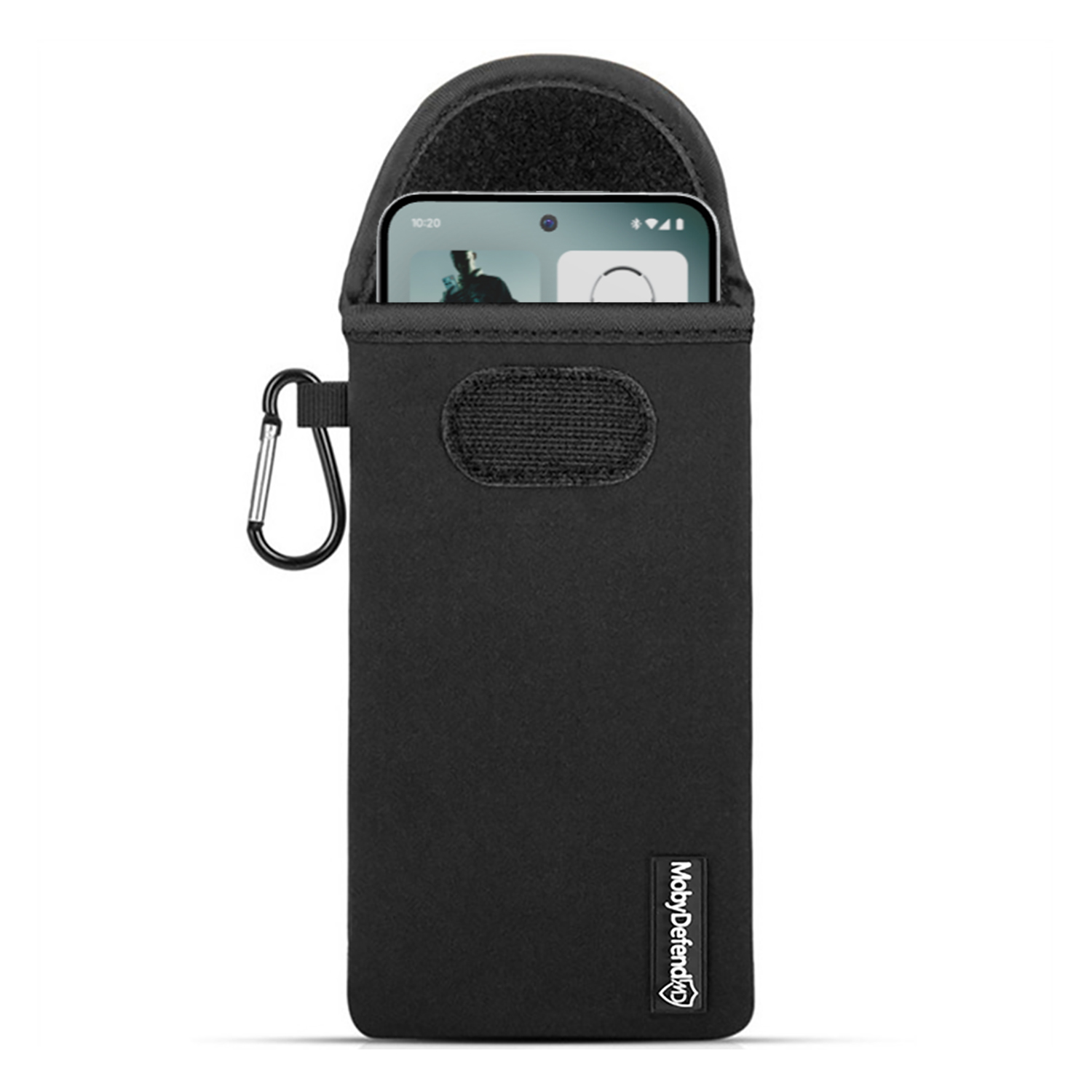 Een zwarte telefoonhoes met een telefoon erin. Een karabijnhaak is aan de zijkant van de hoes bevestigd. De merknaam is zichtbaar.