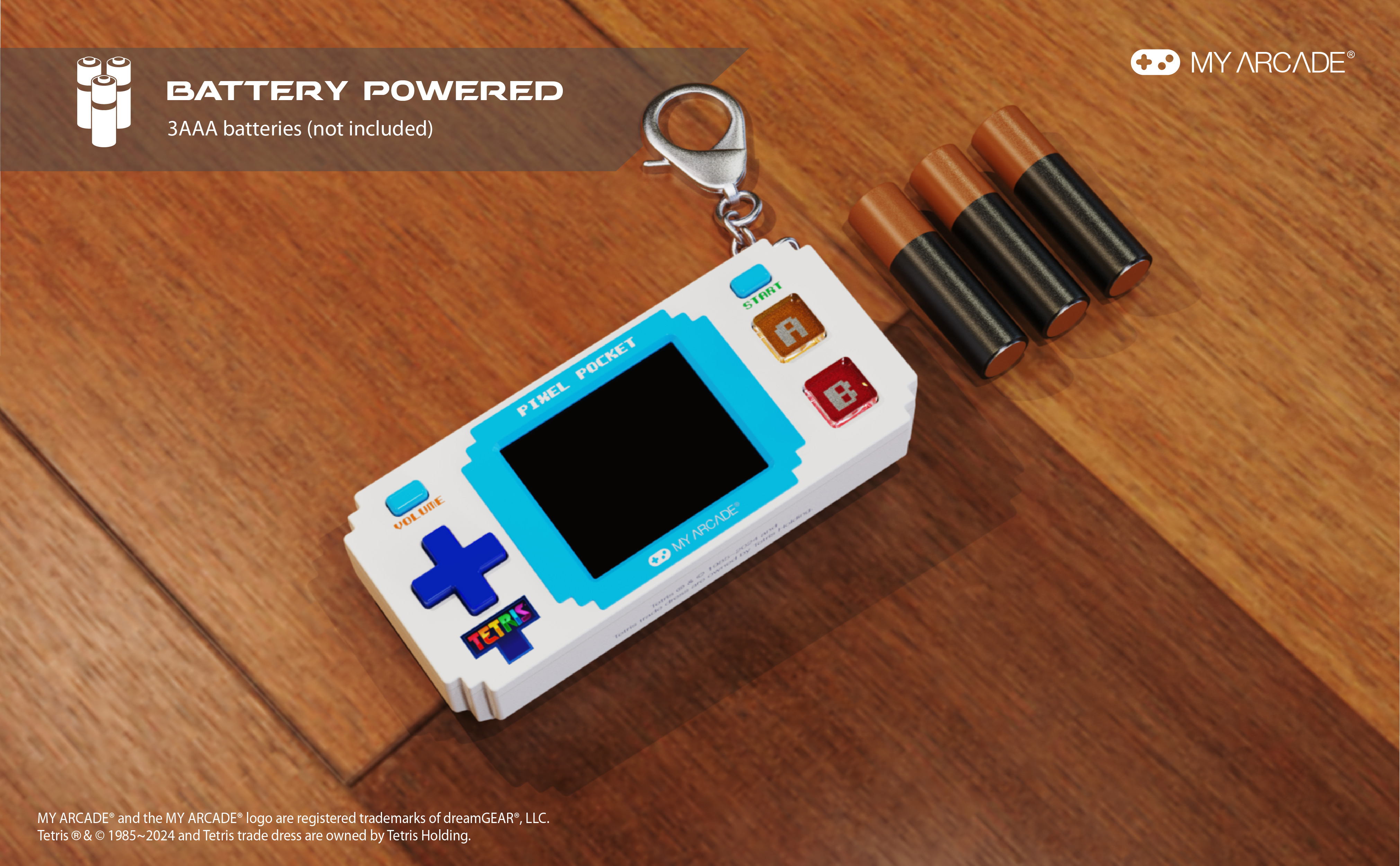 Ein weißes Pixel Pocket Tetris Handheld-Spiel mit 3 AAA-Batterien und einem Holzuntergrund im Hintergrund.