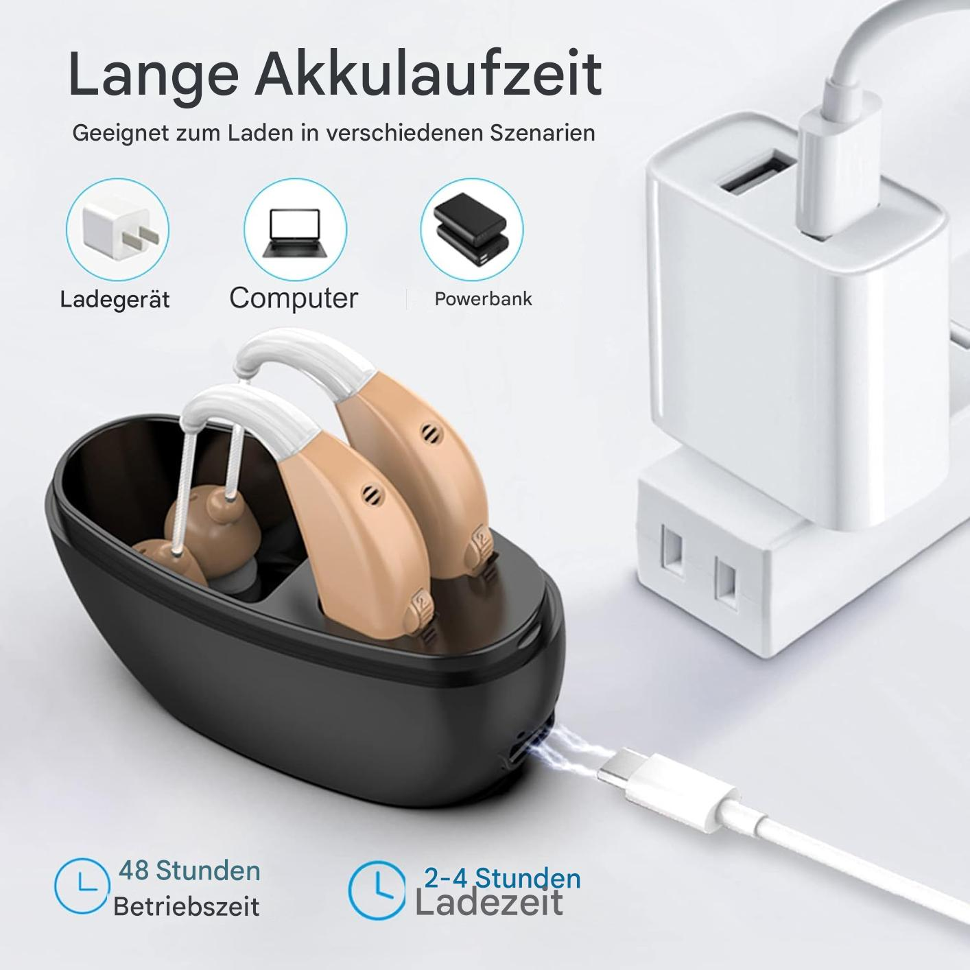 Hörgeräte in einer Ladestation, neben einem Netzteil, das über ein USB-Kabel angeschlossen ist, und Icons, die verschiedene Lademöglichkeiten anzeigen.