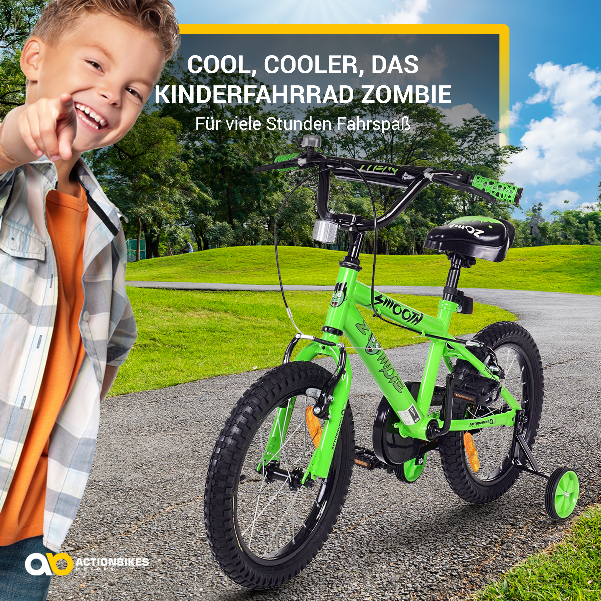 Ein Junge zeigt auf ein grünes Kinderfahrrad. Das Fahrrad hat Stützräder. Der Hintergrund ist ein Park.