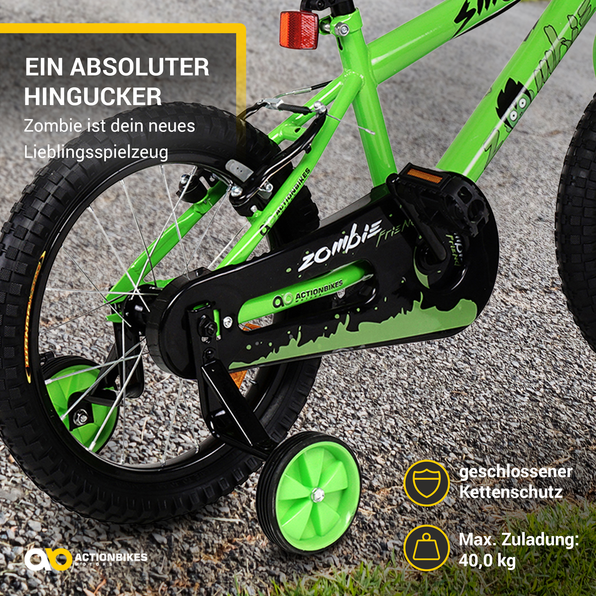 Grünes Kinderfahrrad mit Stützrädern. Das Fahrrad hat das Wort 'Zombie' drauf.