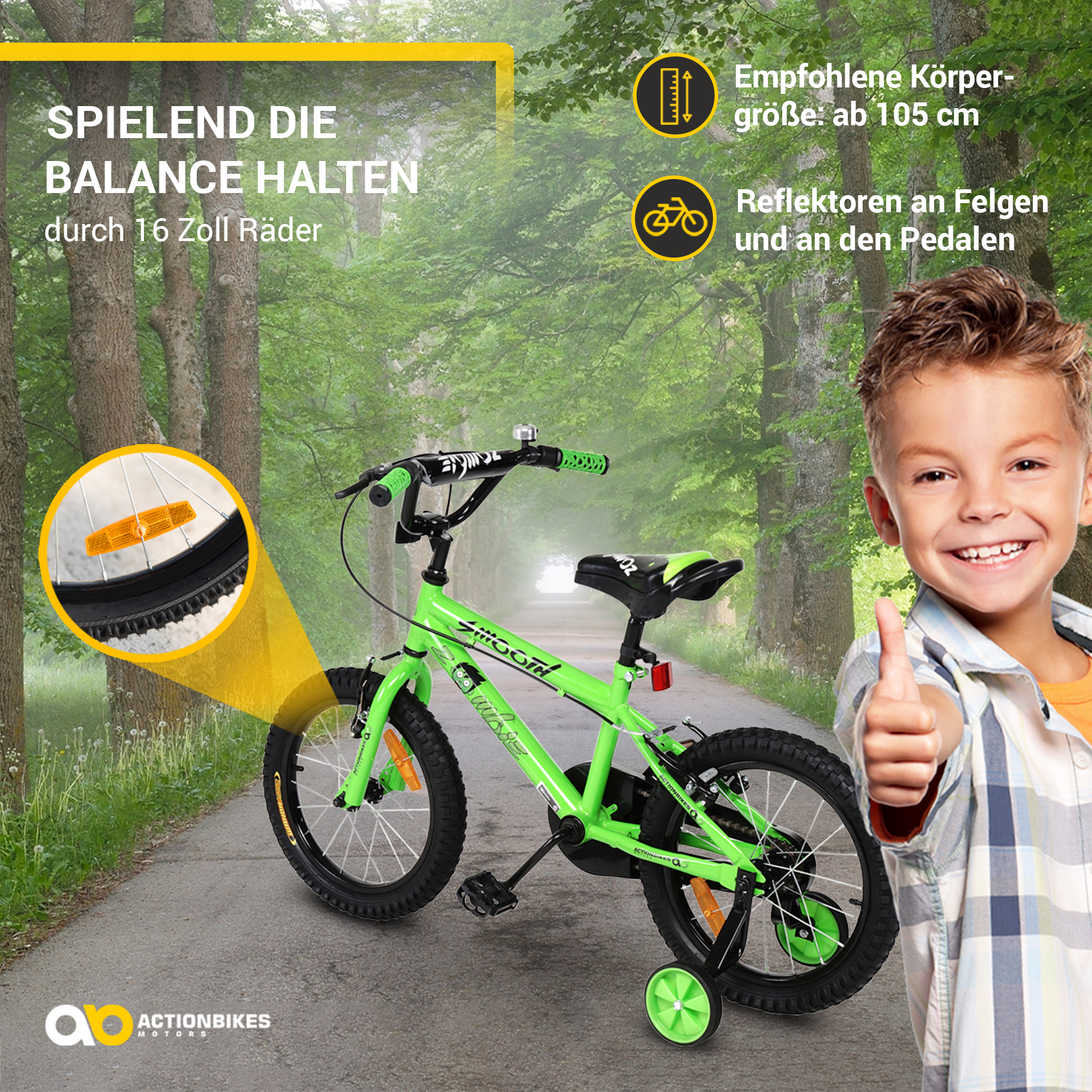 Ein Junge gibt einen Daumen hoch neben einem grünen Fahrrad mit Stützrädern.