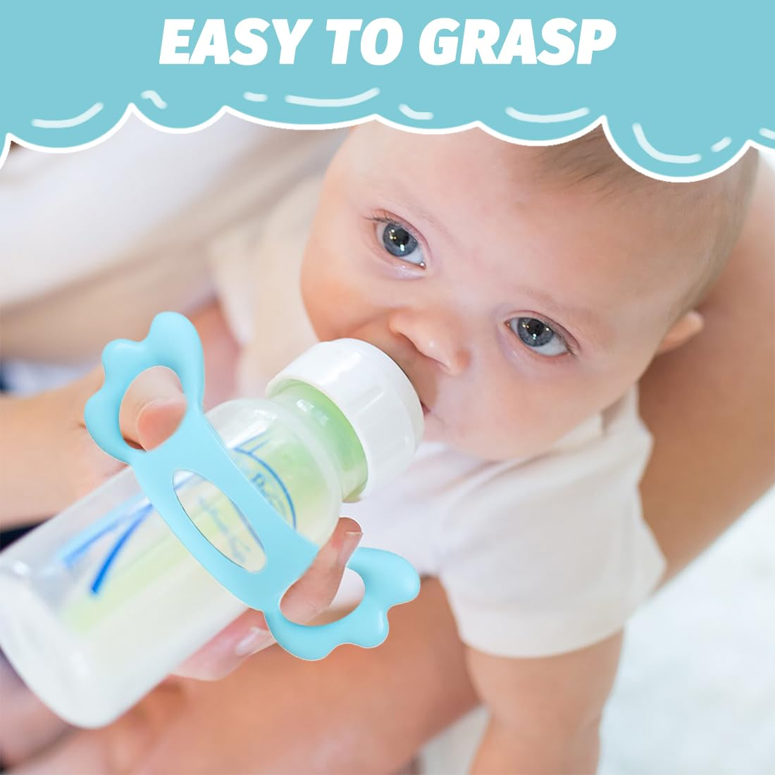 Baby hält eine Flasche mit blauem Griff. Weiße Flasche mit grüner Flüssigkeit. Baby im Vordergrund.
