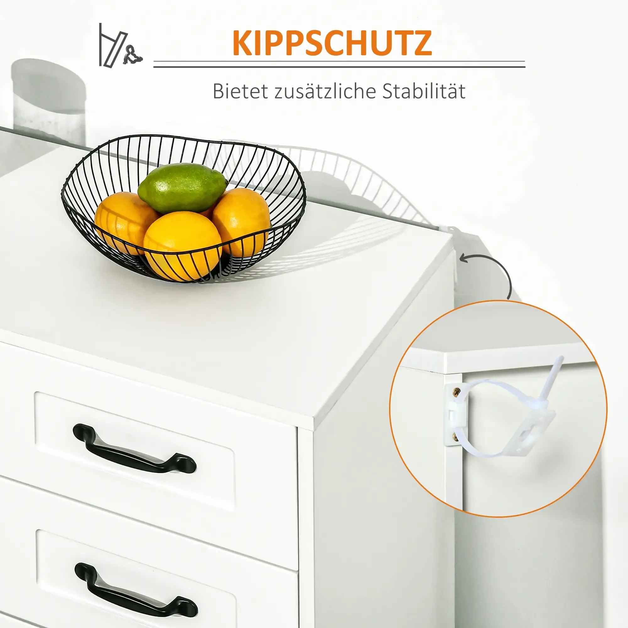 Weiße Kommode mit schwarzen Griffen, einer Obstschale und einer Sicherheitsvorrichtung.