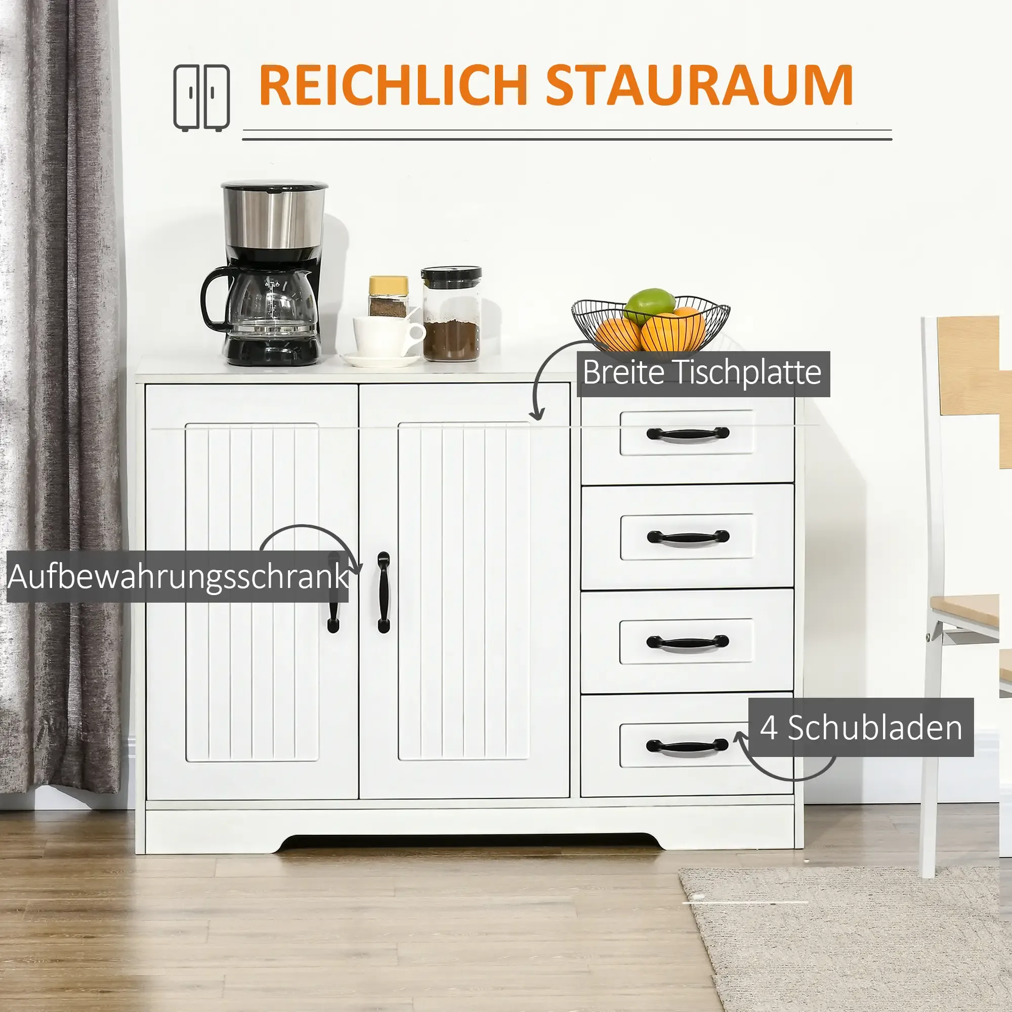 Weißer Schrank mit Schubladen, Kaffeemaschine und einer Obstschale. Text: Viel Stauraum.