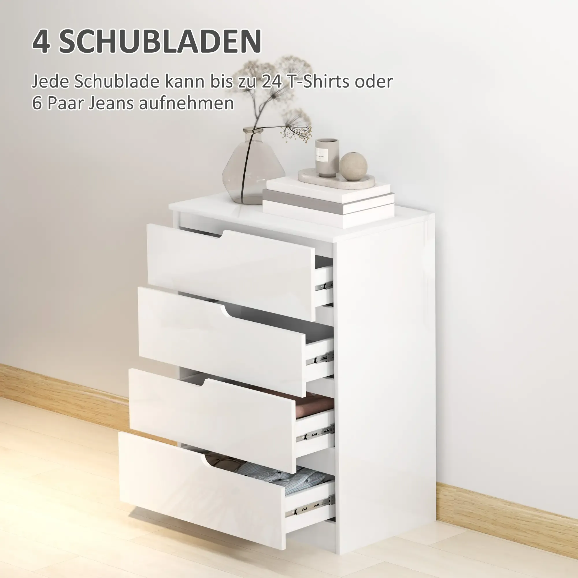 Weißer Kommode mit vier geöffneten Schubladen, Kleidung und Dekorationen.