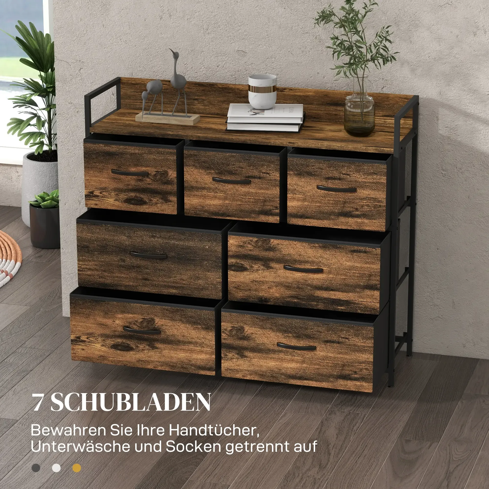 Kommode mit sieben Holzschubladen und schwarzem Rahmen, die Details zeigt.