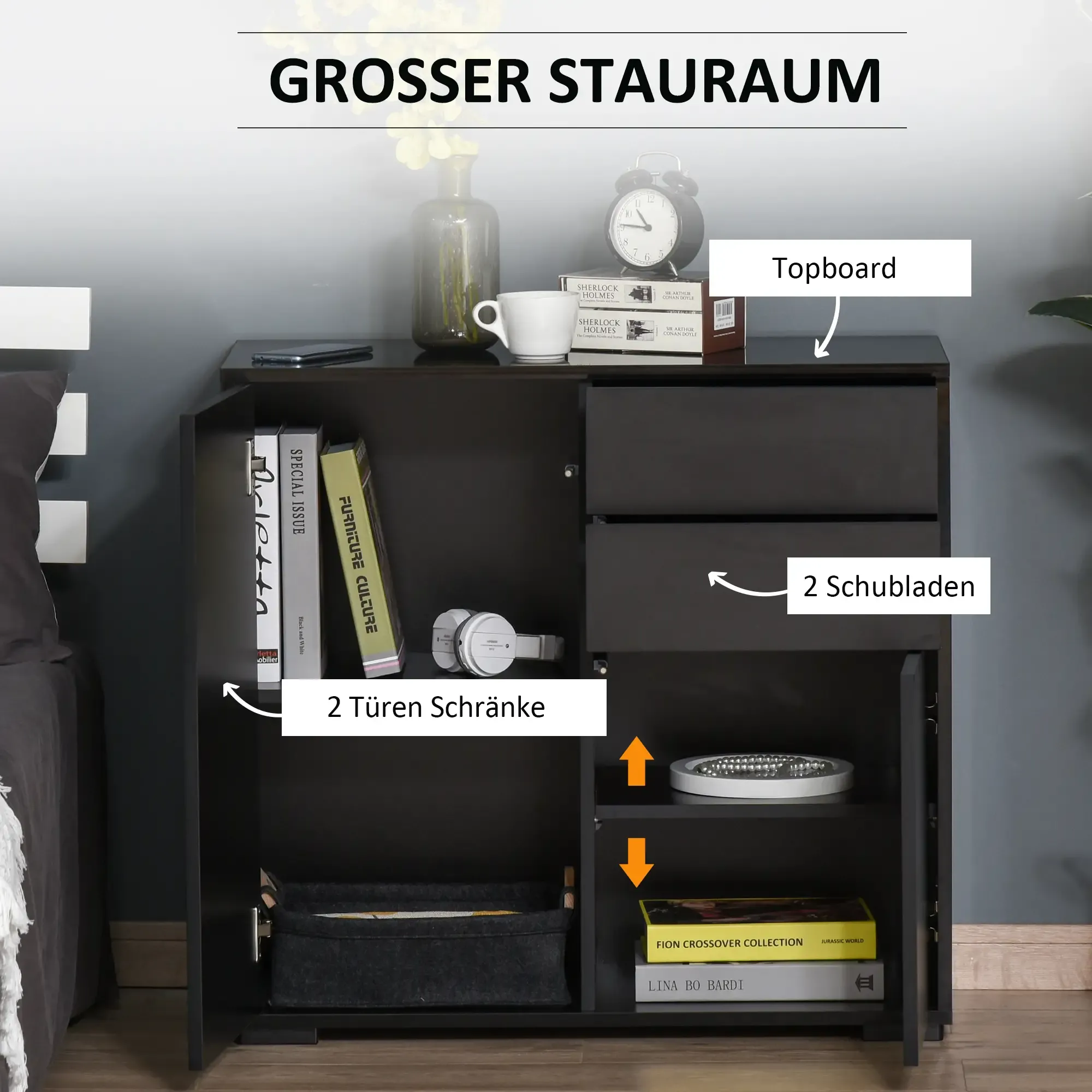 Ein schwarzer Schrank mit einem oberen Regal, zwei Schubladen und zwei Türen. Bücher, eine Tasse und ein Wecker stehen oben.