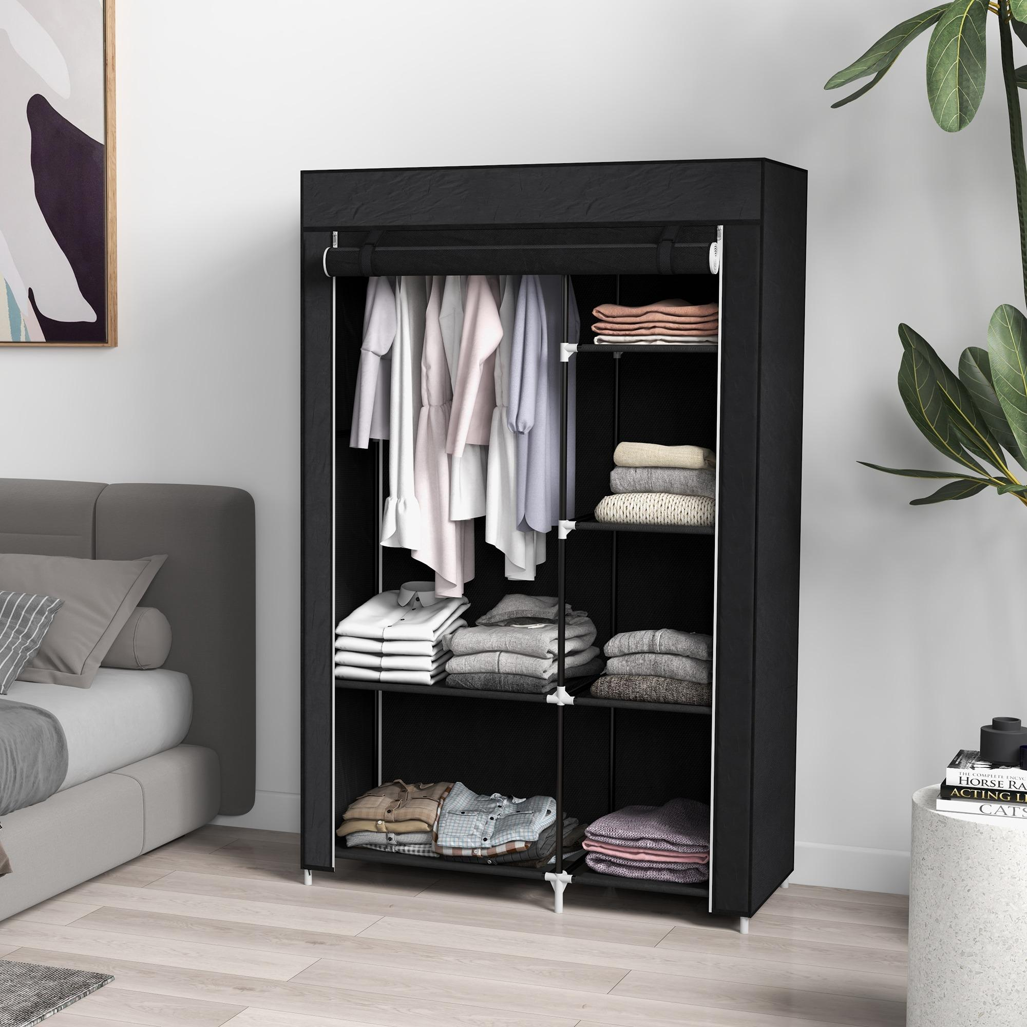Ein schwarzer Schrank steht in einem Raum, gefüllt mit Kleidung und Regalen, neben einem Bett und einer Pflanze.