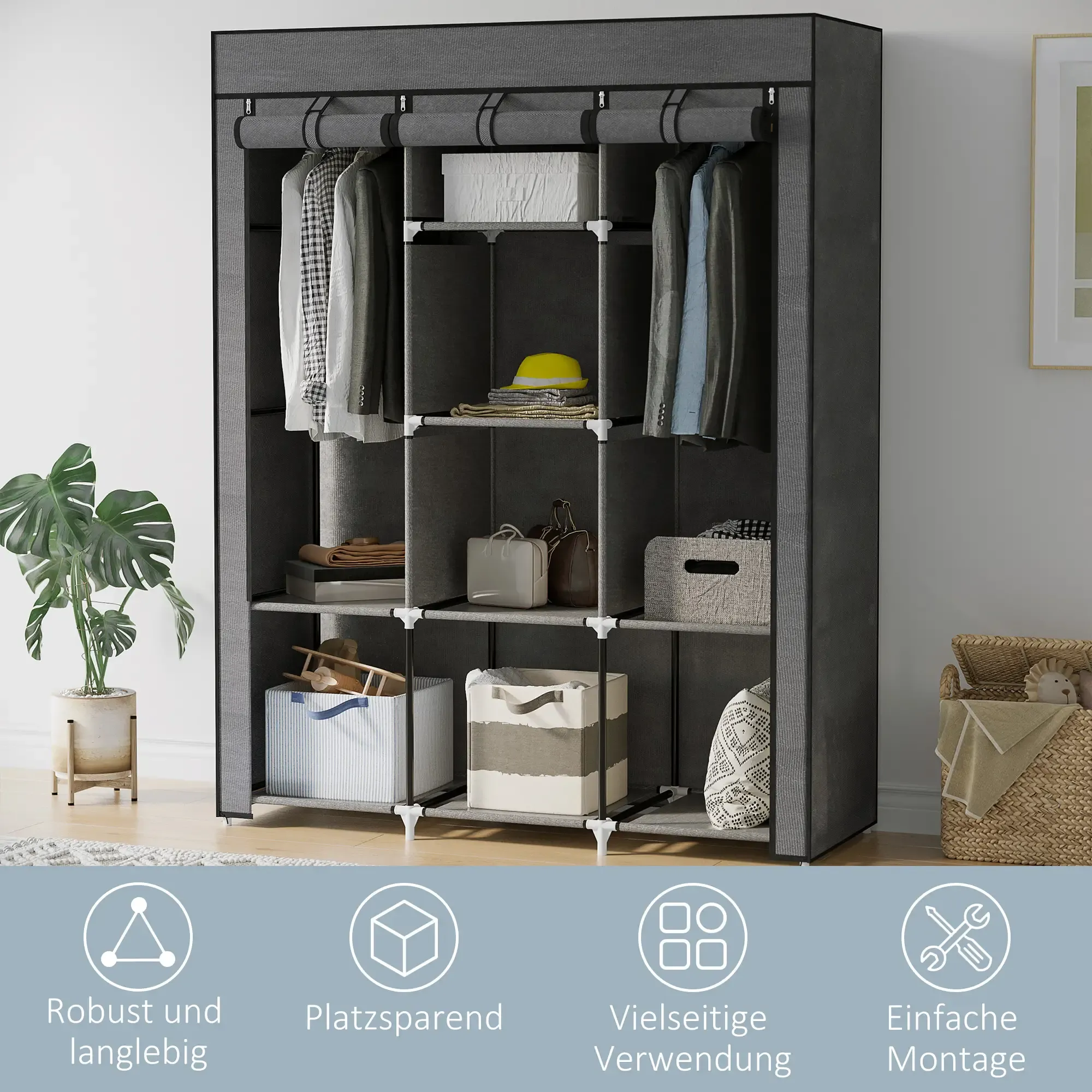 Ein großer, offener Kleiderschrank mit Kleidung, Kisten und einer Pflanze. Der Schrank hat eine graue Stoffabdeckung.